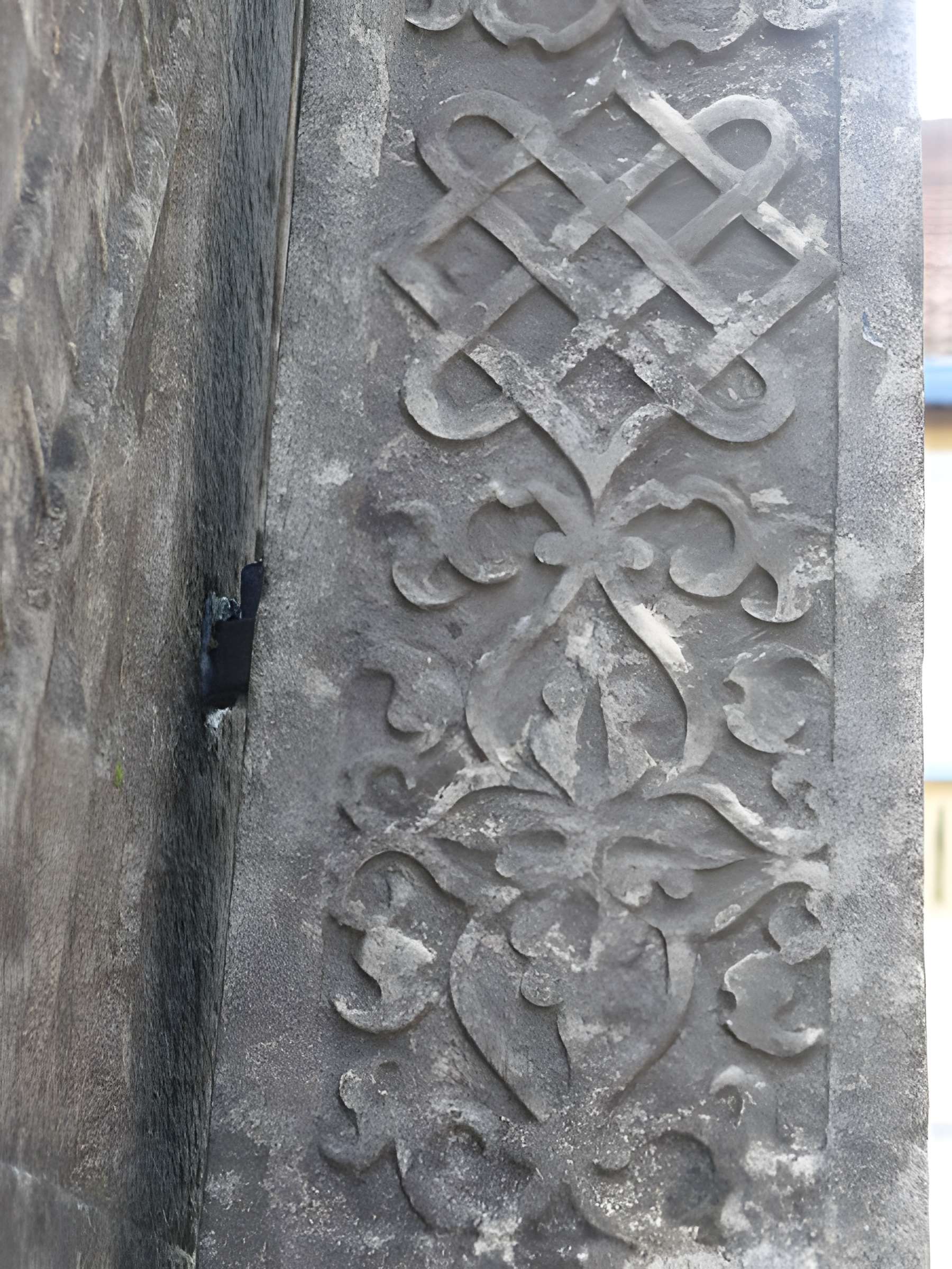 Croix de chemin en pierre datée de 1622