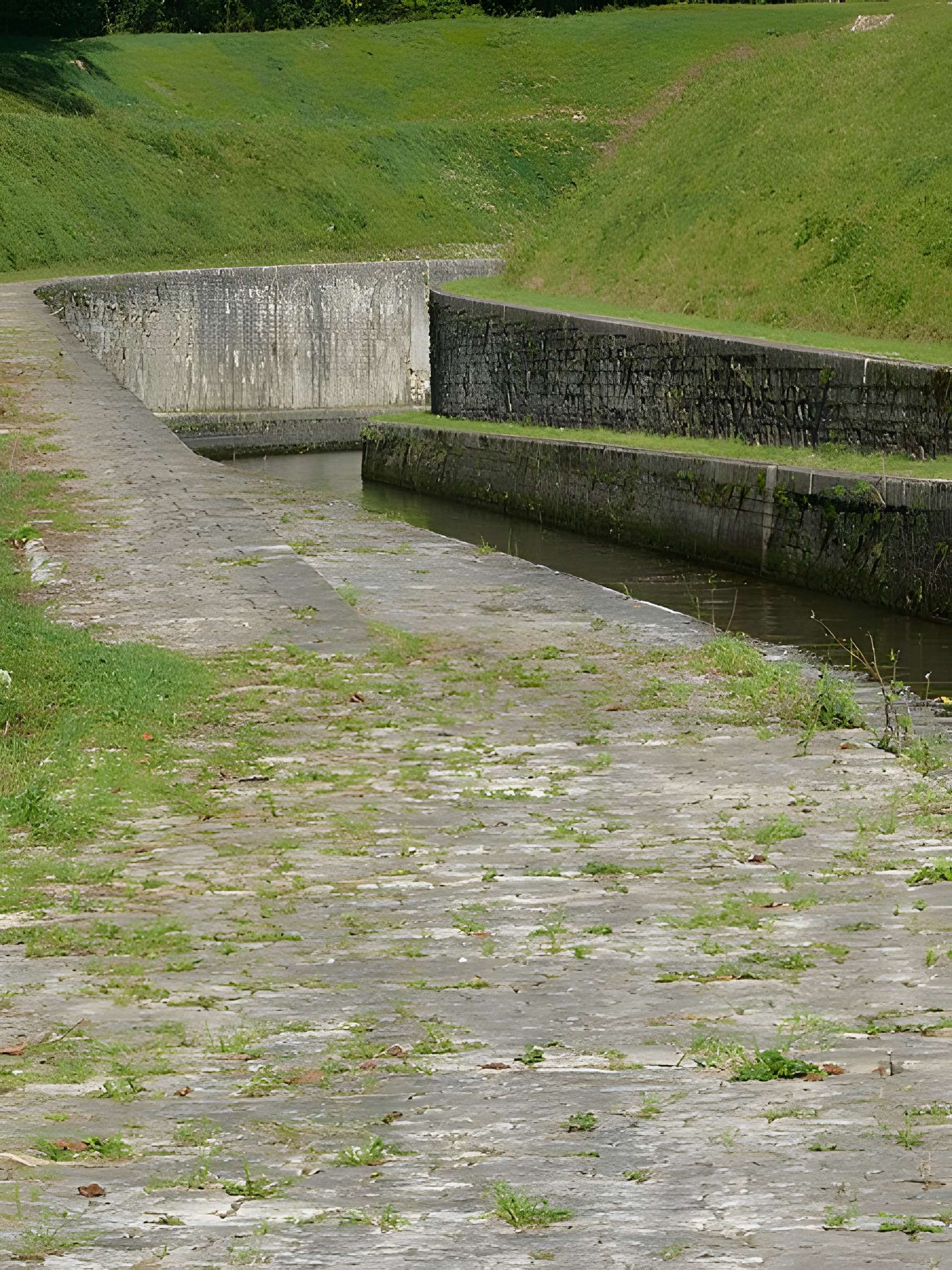 Canal souterrain de Saint-Albin (également sur commune d'Ovanches)