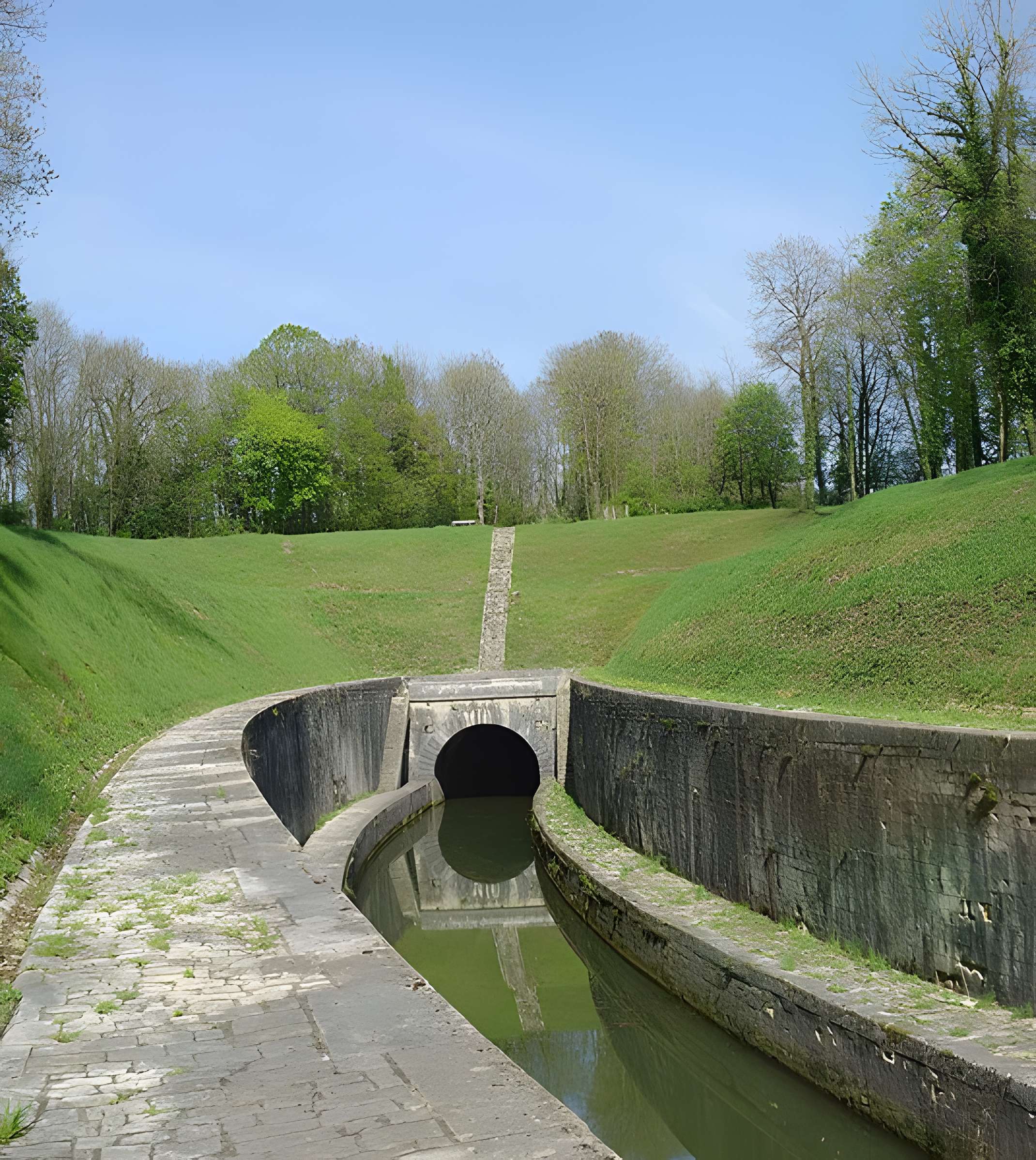 Canal souterrain de Saint-Albin (également sur commune d'Ovanches)