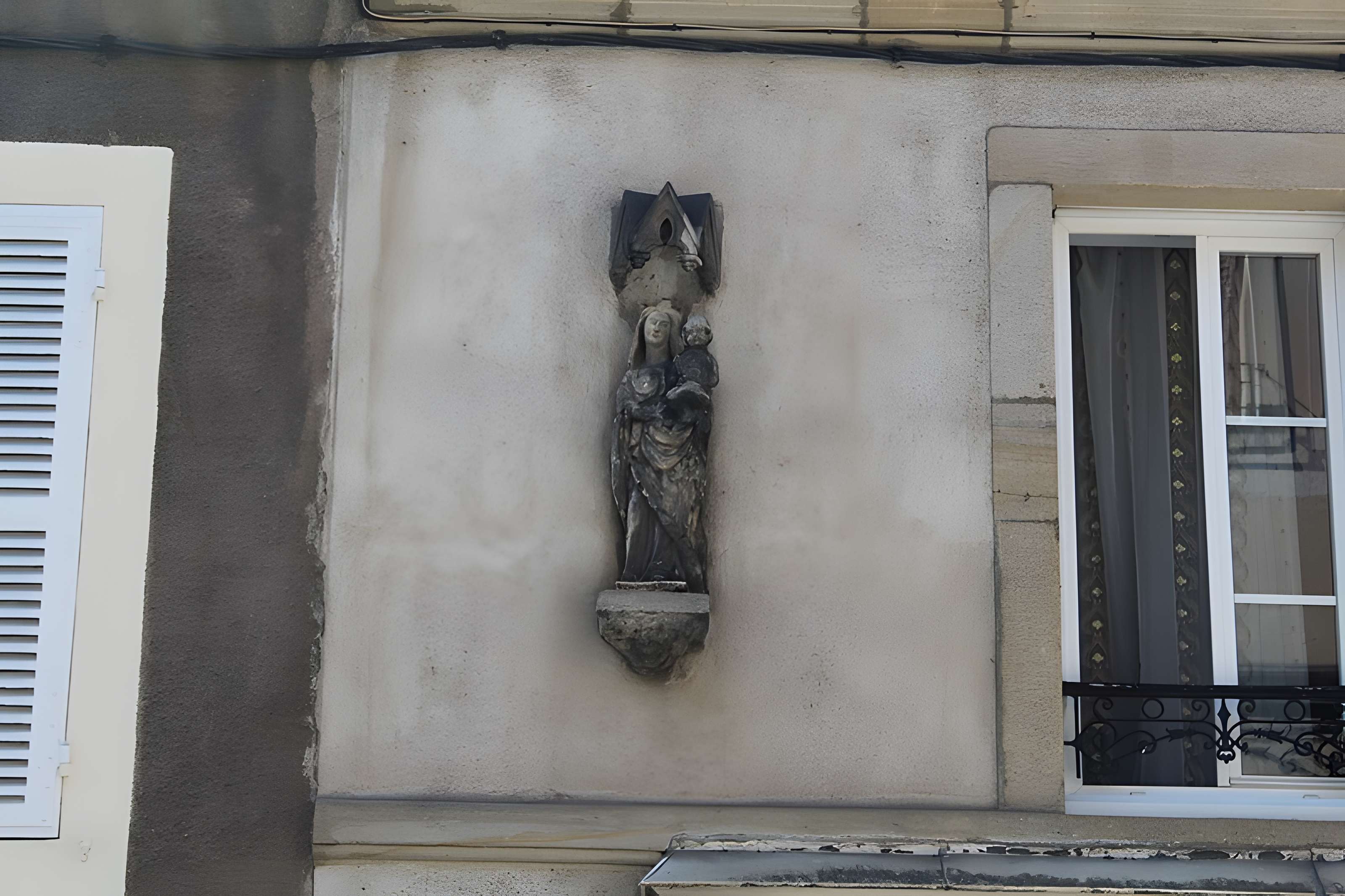 Statue de la Vierge à l'enfant