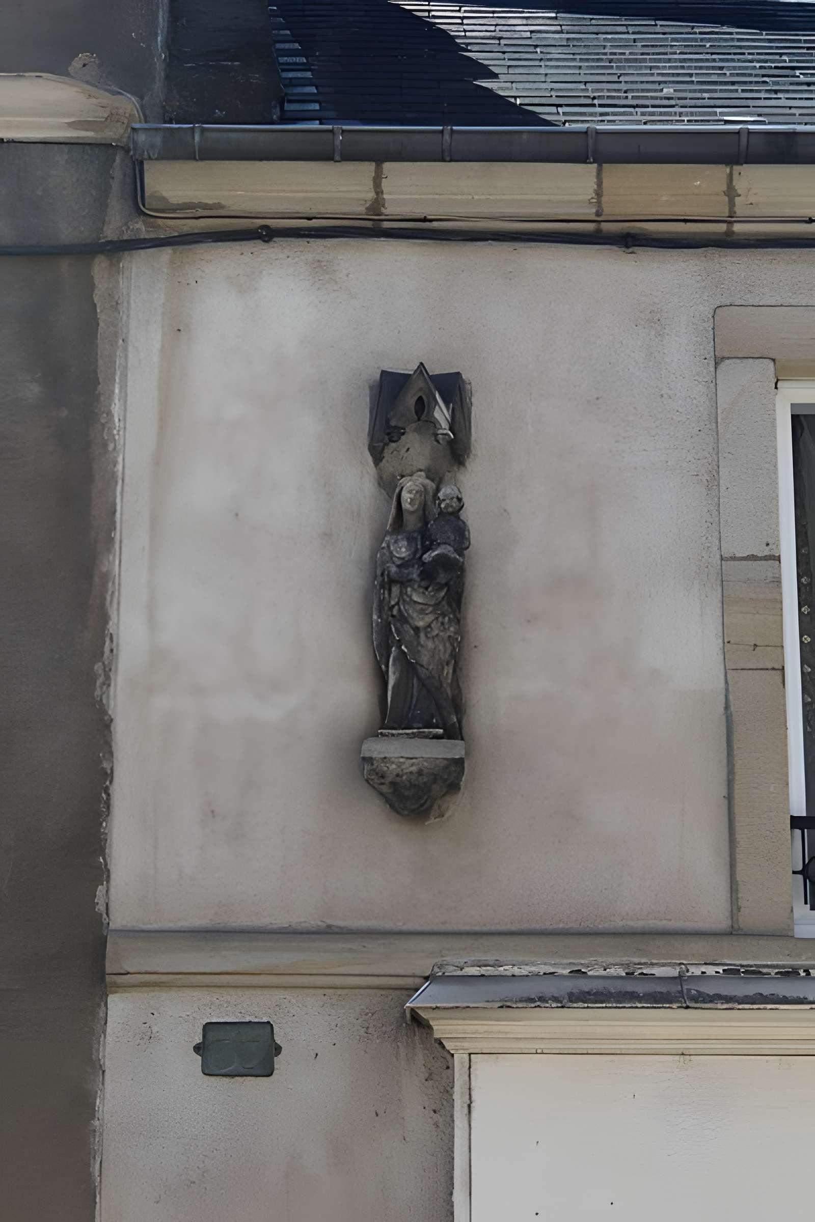 Statue de la Vierge à l'enfant