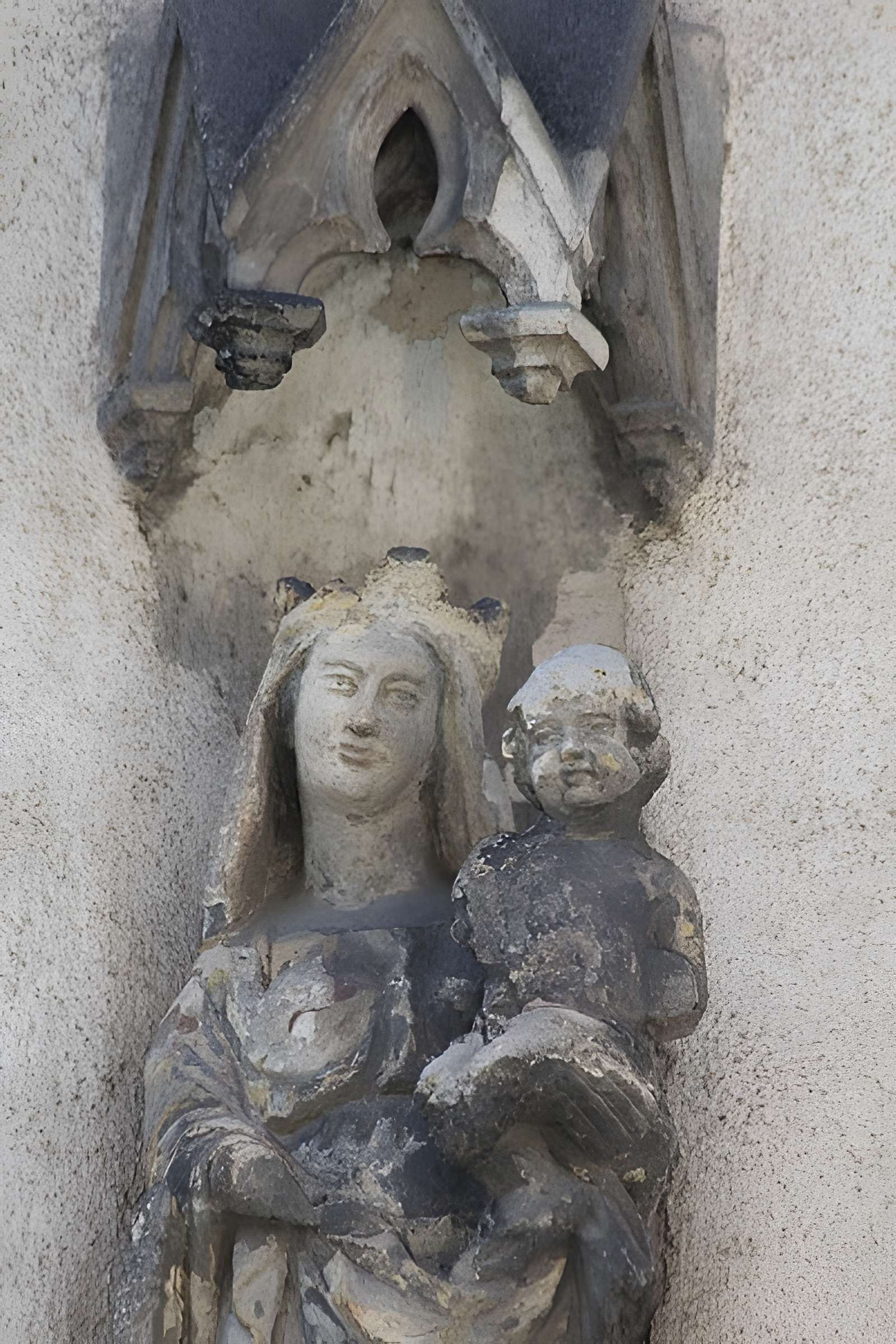 Statue de la Vierge à l'enfant