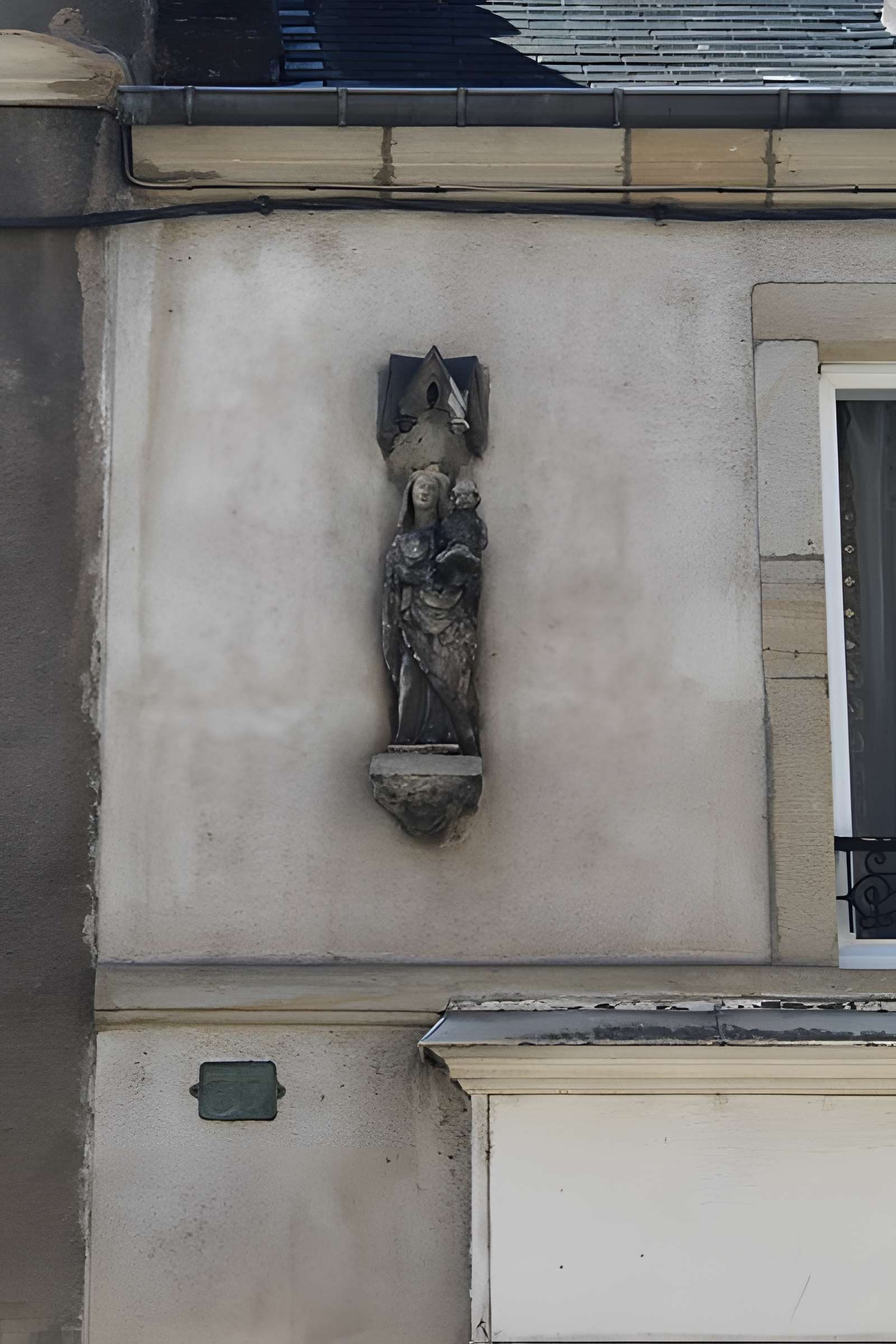 Statue de la Vierge à l'enfant