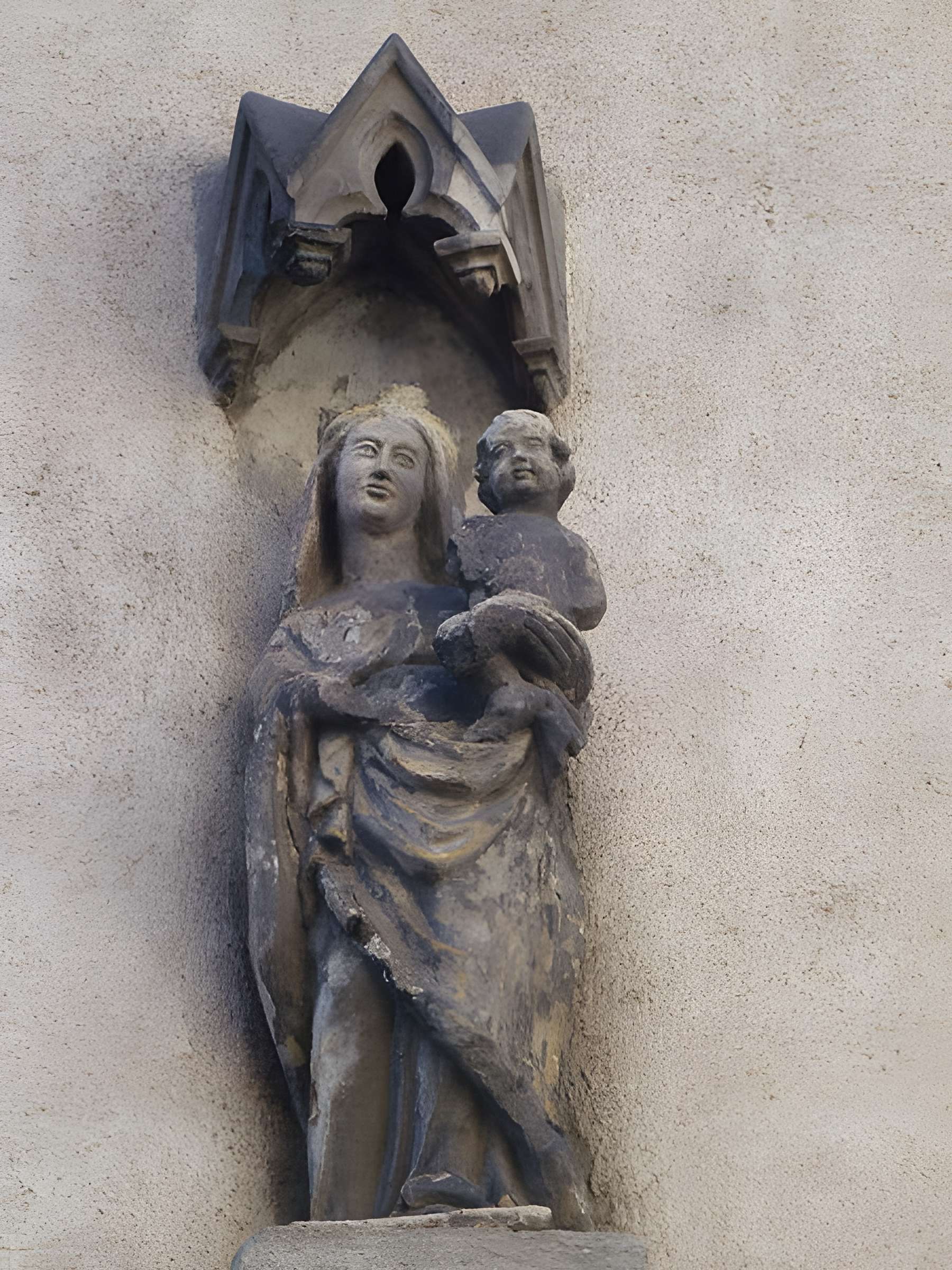 Statue de la Vierge à l'enfant