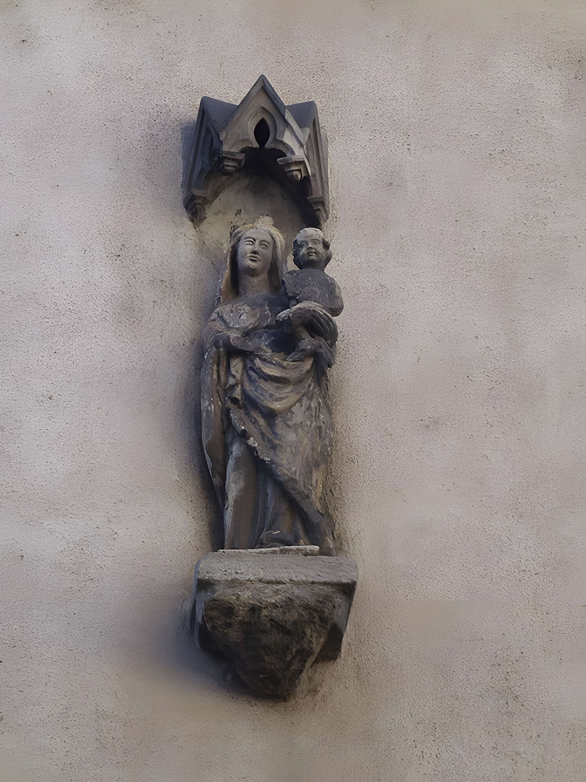 Statue de la Vierge à l'enfant