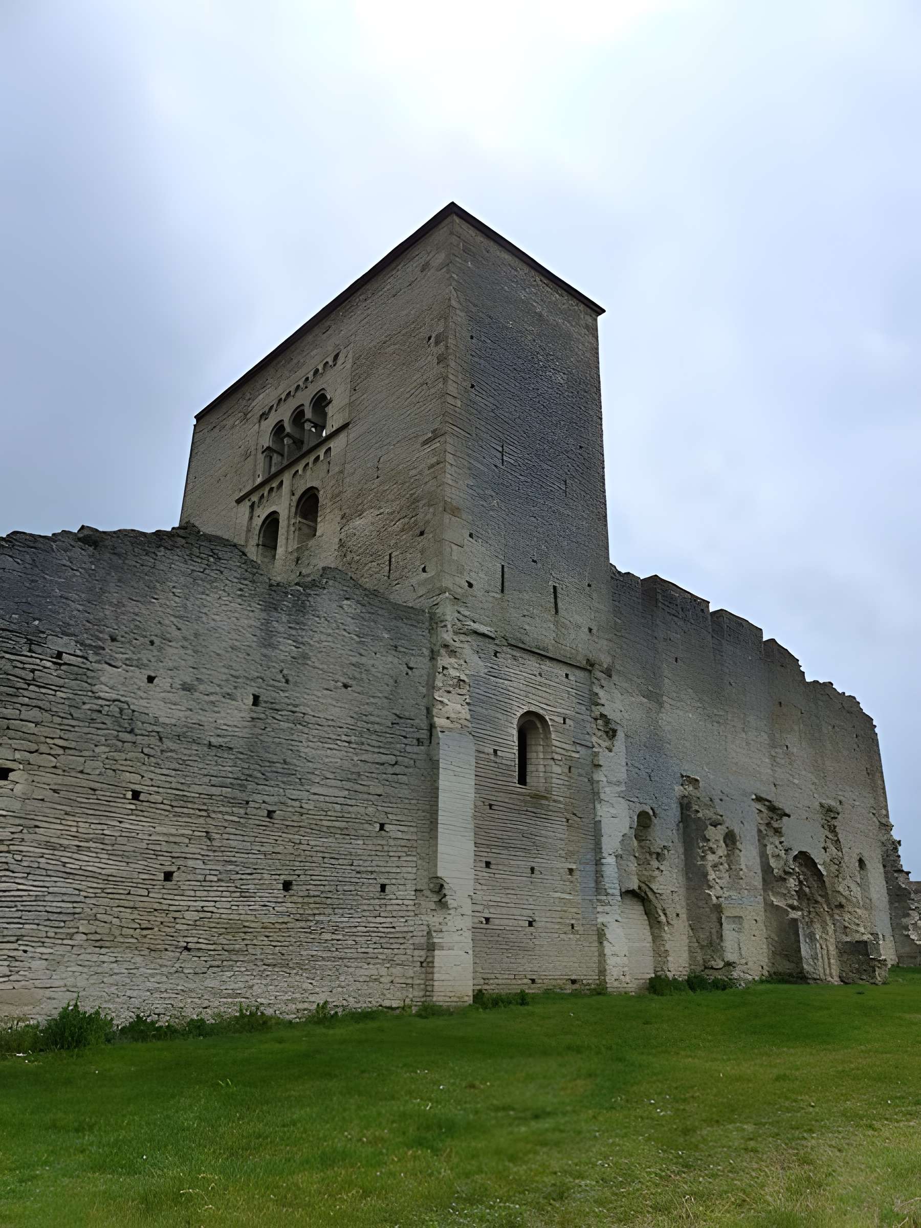 Eglise Saint-Hippolyte (ruines)