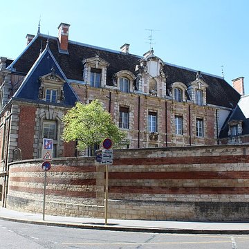 Sous-préfecture ancien hôtel Lantin de Montcoy
