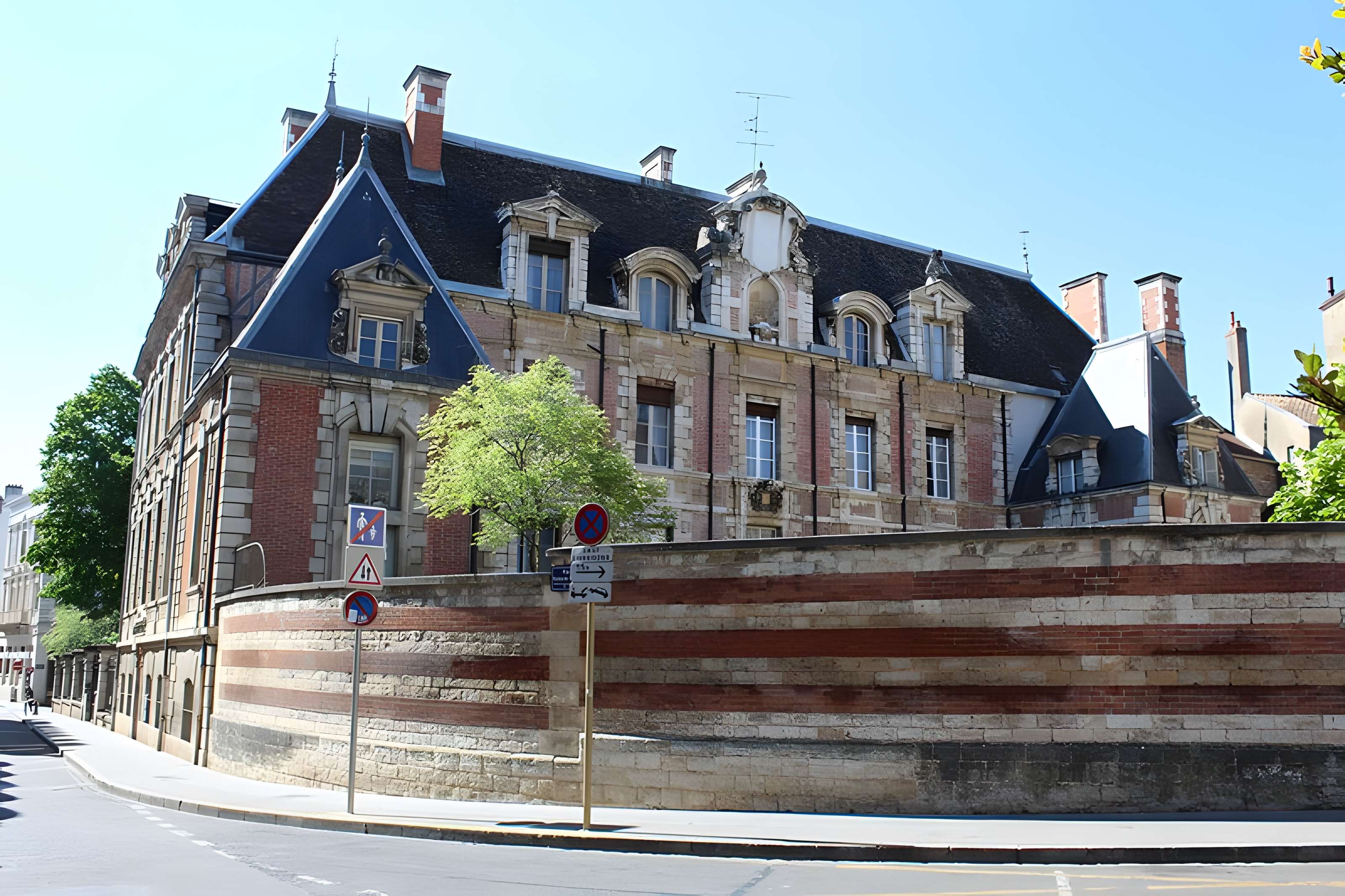 Sous-préfecture (ancien hôtel Lantin de Montcoy)