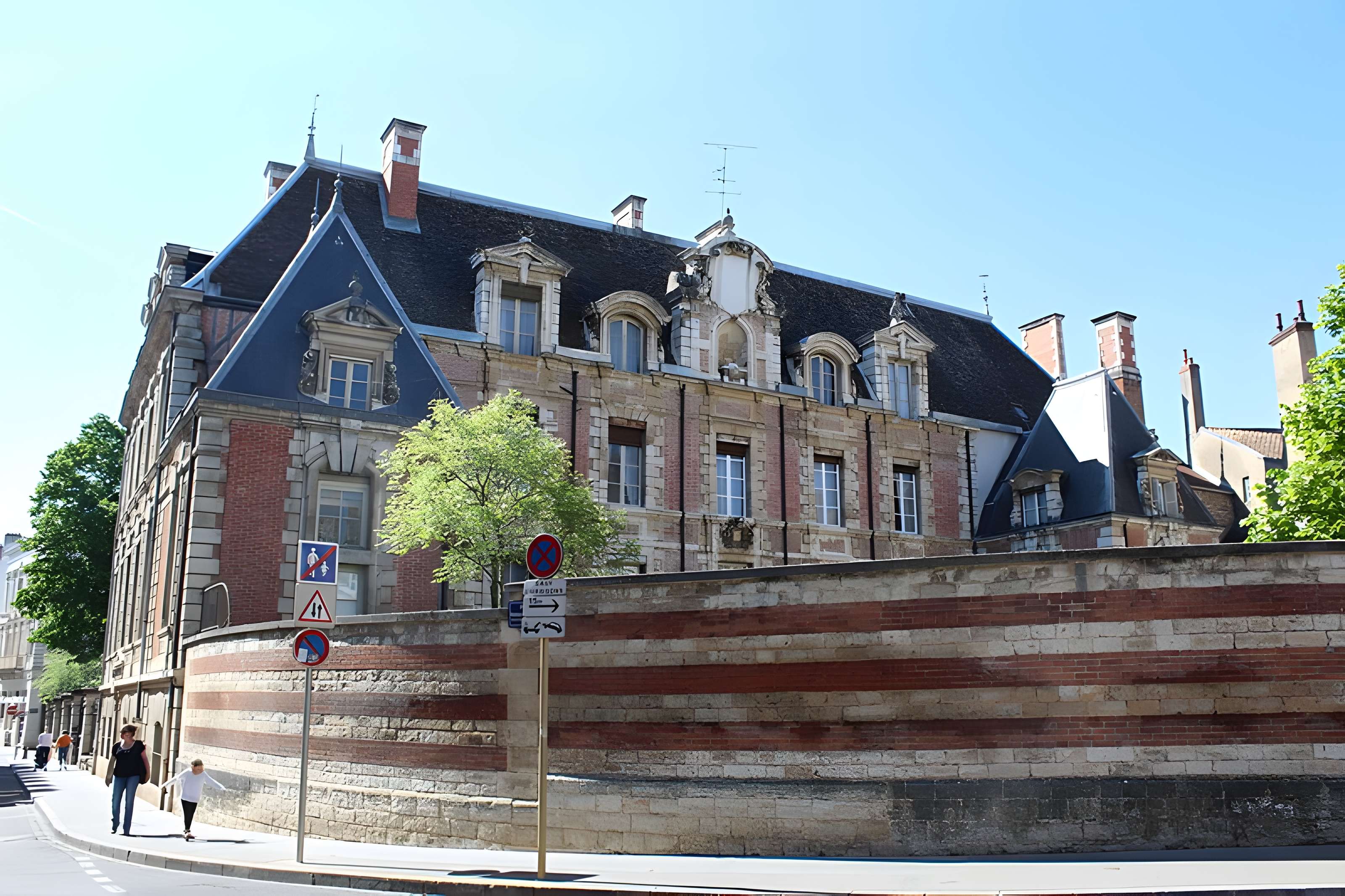 Sous-préfecture (ancien hôtel Lantin de Montcoy)