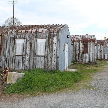 Pavillons Fillod ou préfabriqués de type parois inclinées