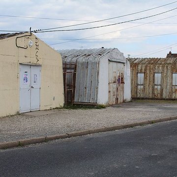 Pavillons Fillod ou préfabriqués de type parois inclinées