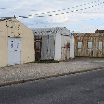 Pavillons Fillod ou préfabriqués de type parois inclinées
