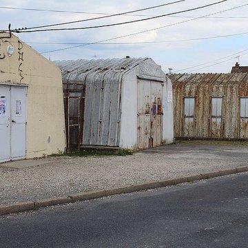 Pavillons Fillod ou préfabriqués de type parois inclinées