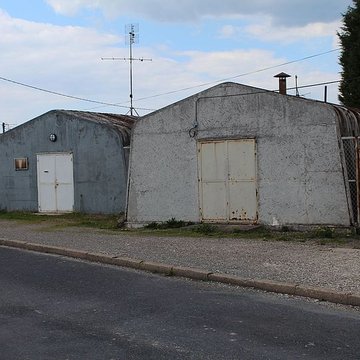 Pavillons Fillod ou préfabriqués de type parois inclinées