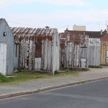 Pavillons Fillod ou préfabriqués de type parois inclinées