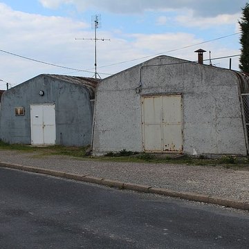 Pavillons Fillod ou préfabriqués de type parois inclinées