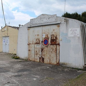 Pavillons Fillod ou préfabriqués de type parois inclinées