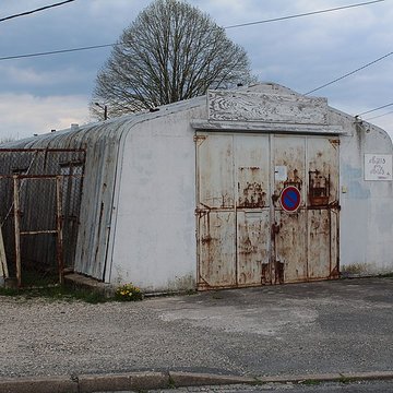 Pavillons Fillod ou préfabriqués de type parois inclinées