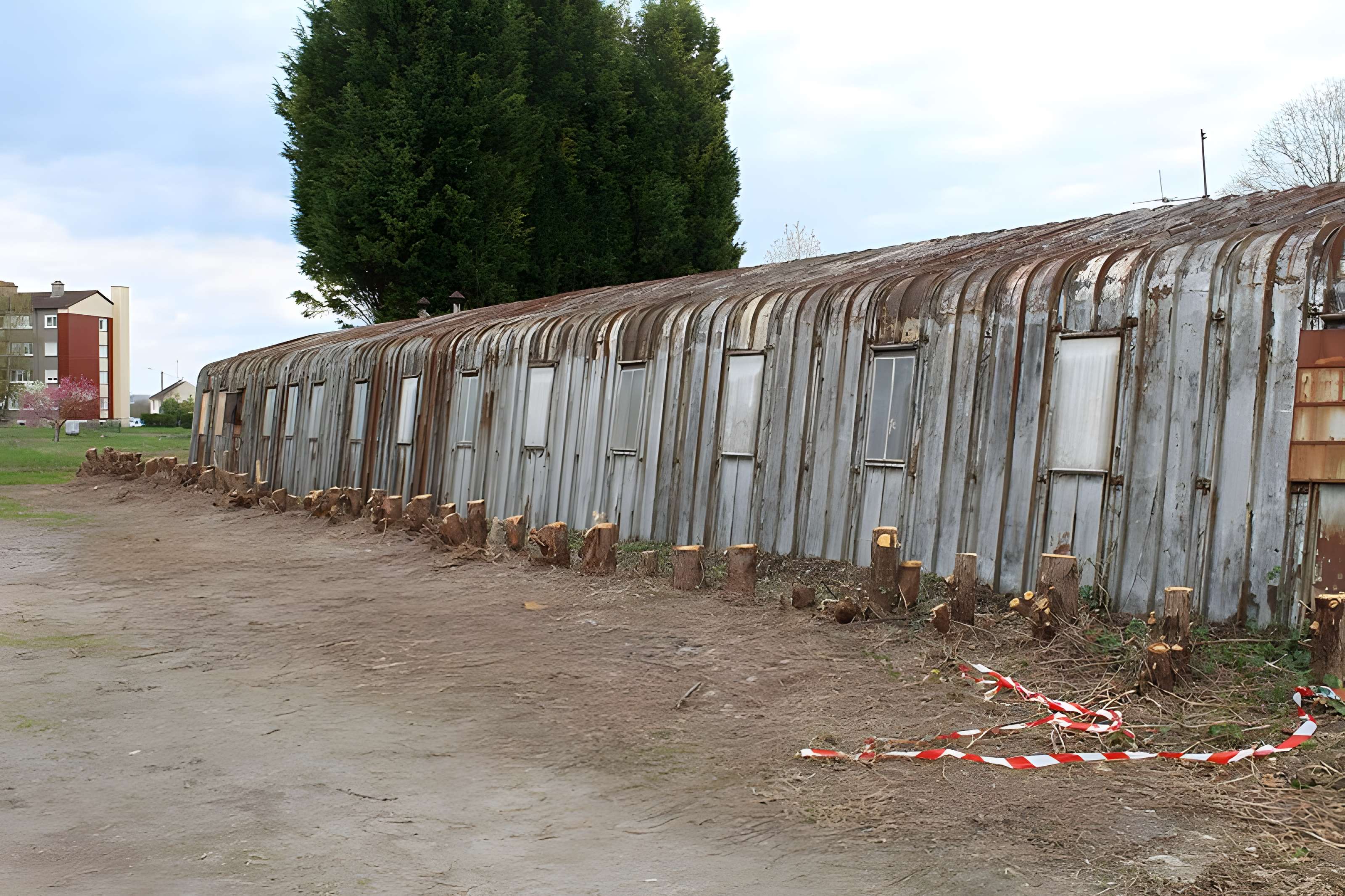 Pavillons Fillod ou préfabriqués de type parois inclinées