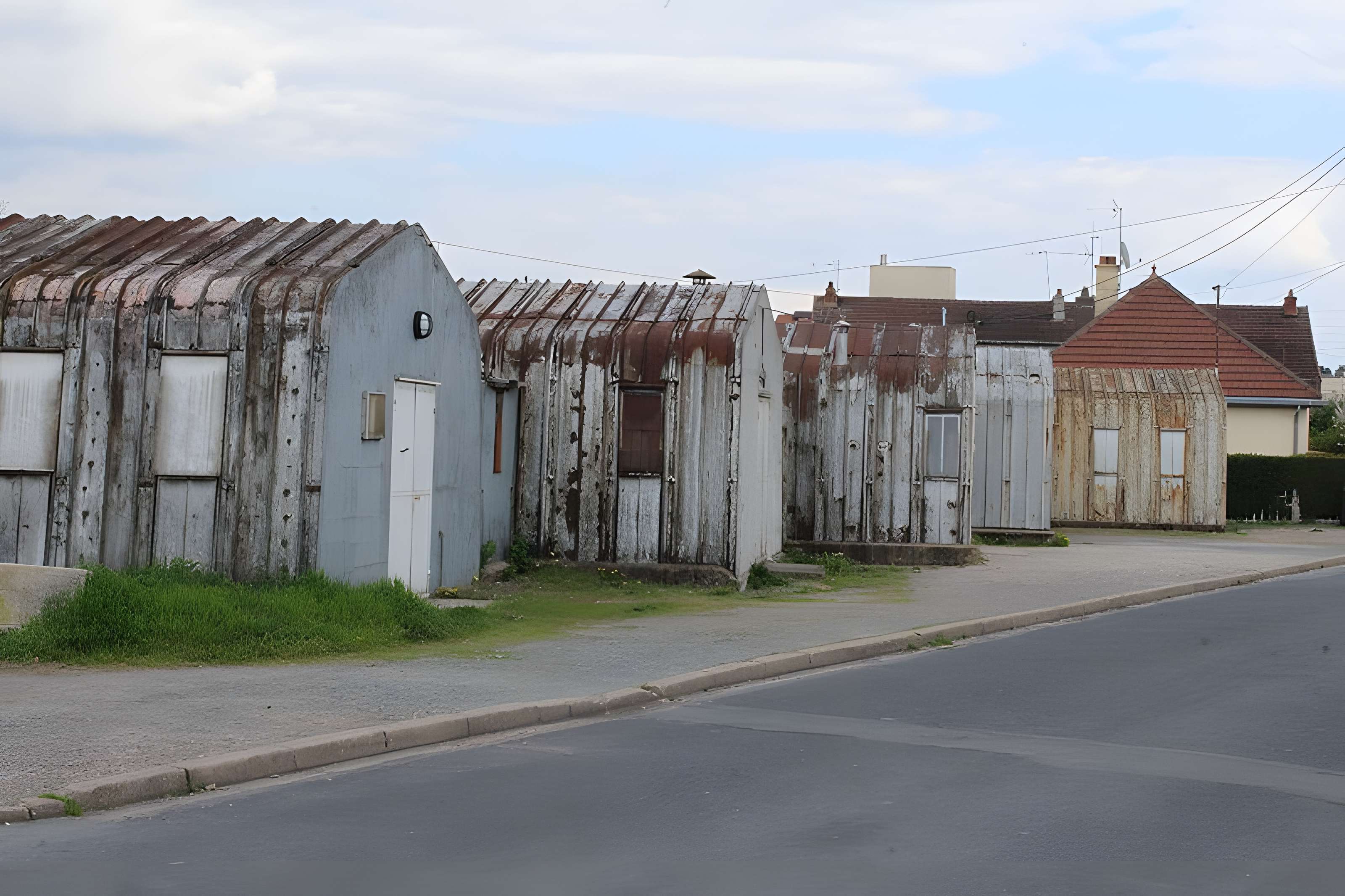 Pavillons Fillod ou préfabriqués de type parois inclinées