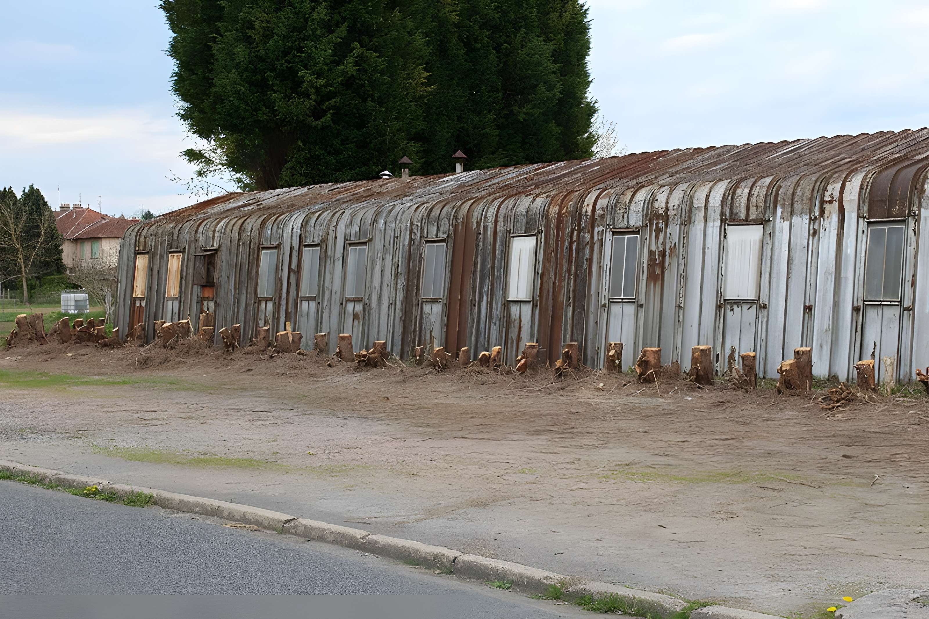 Pavillons Fillod ou préfabriqués de type parois inclinées