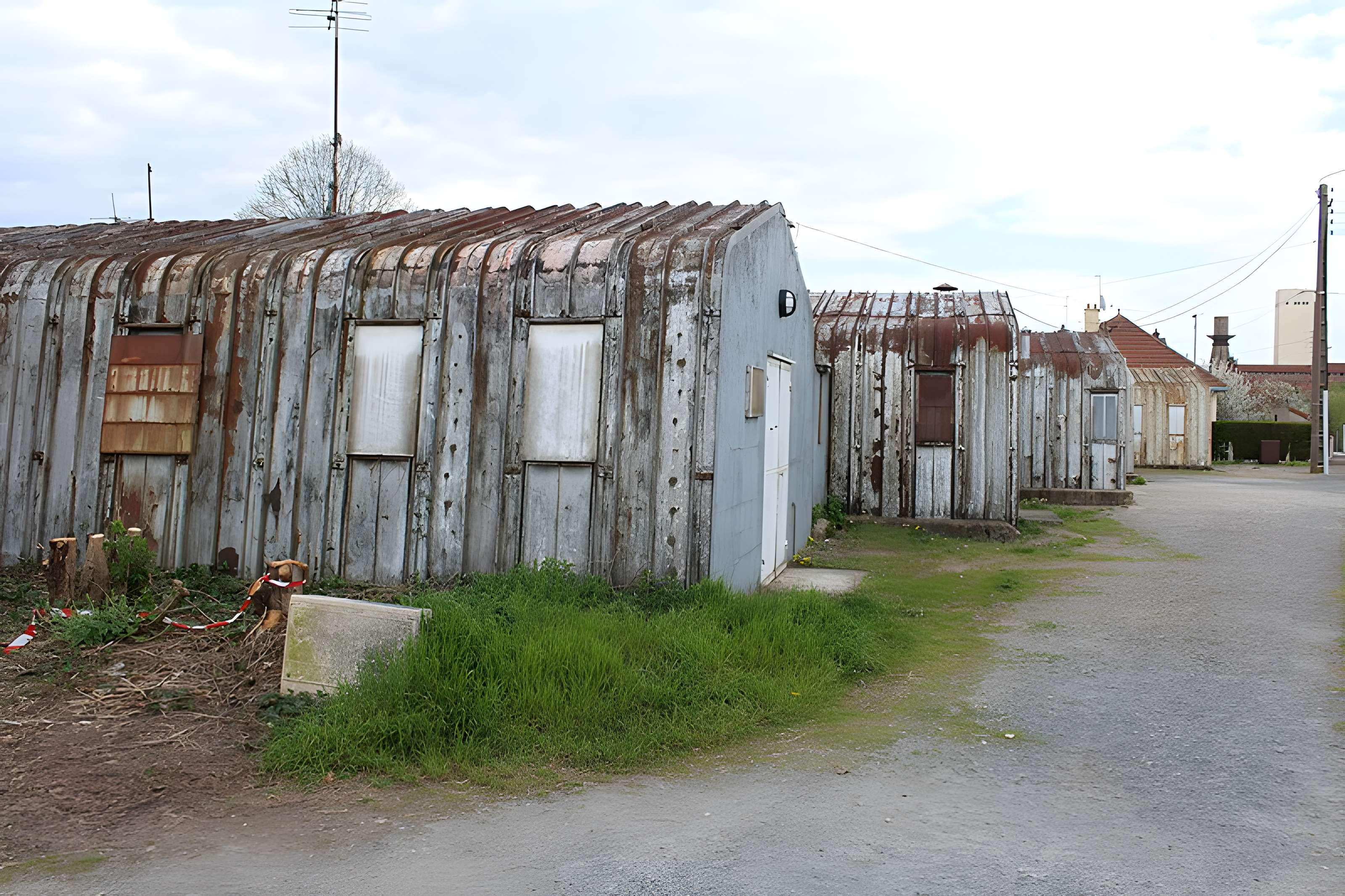 Pavillons Fillod ou préfabriqués de type parois inclinées