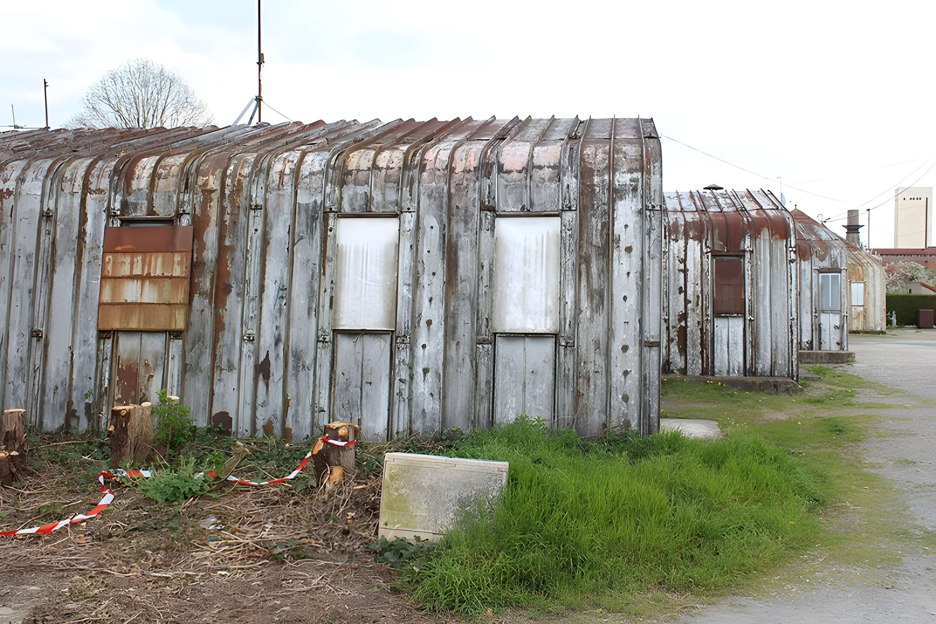 Pavillons Fillod ou préfabriqués de type parois inclinées