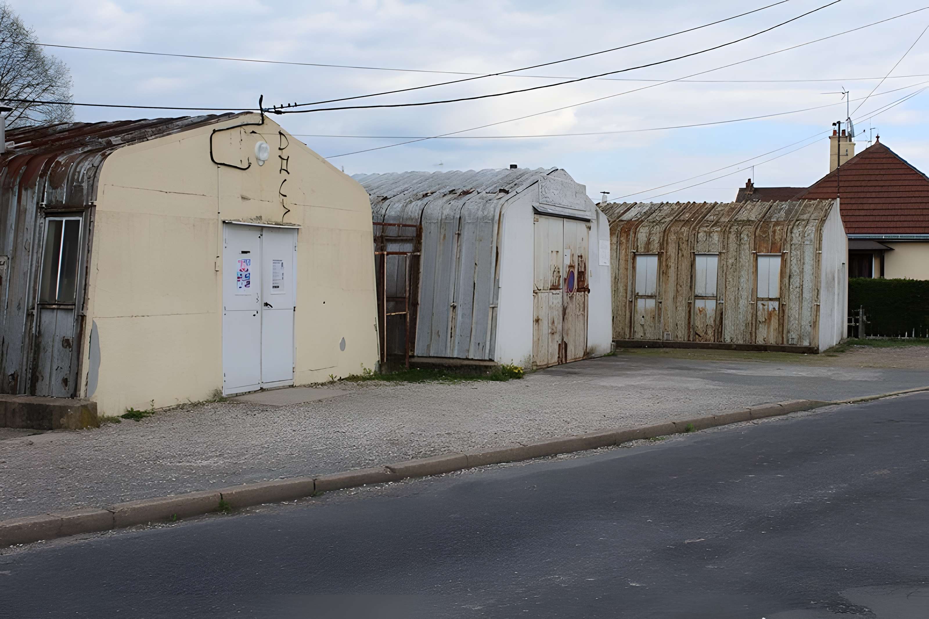 Pavillons Fillod ou préfabriqués de type parois inclinées
