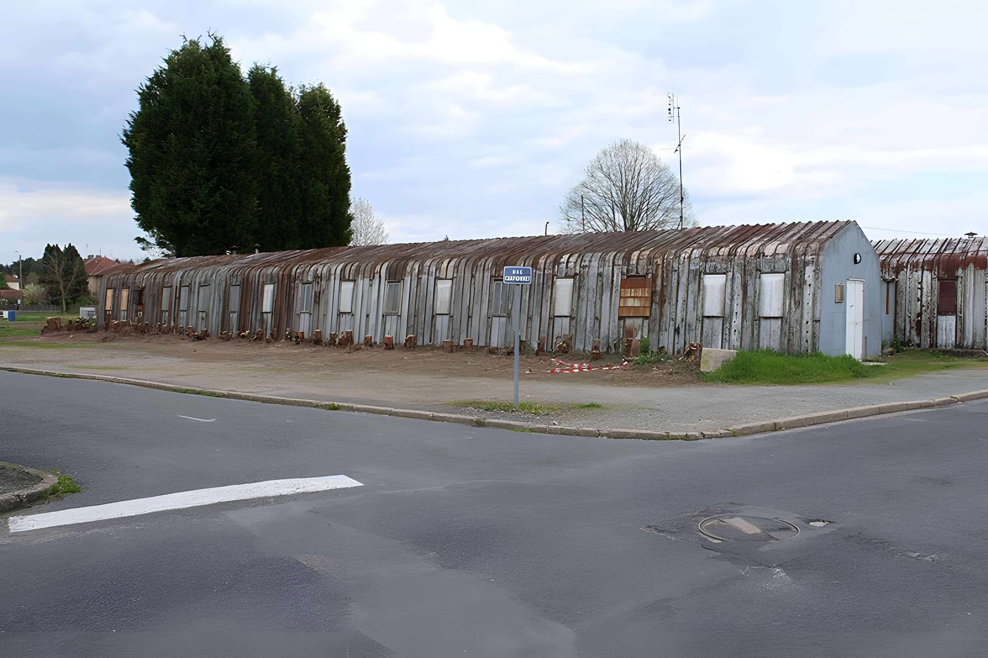 Pavillons Fillod ou préfabriqués de type parois inclinées