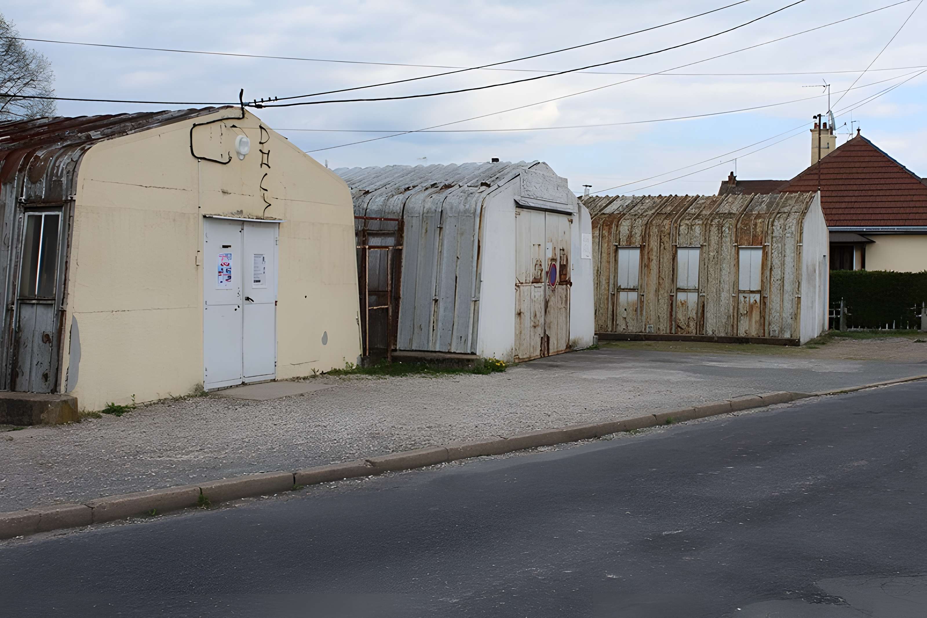 Pavillons Fillod ou préfabriqués de type parois inclinées