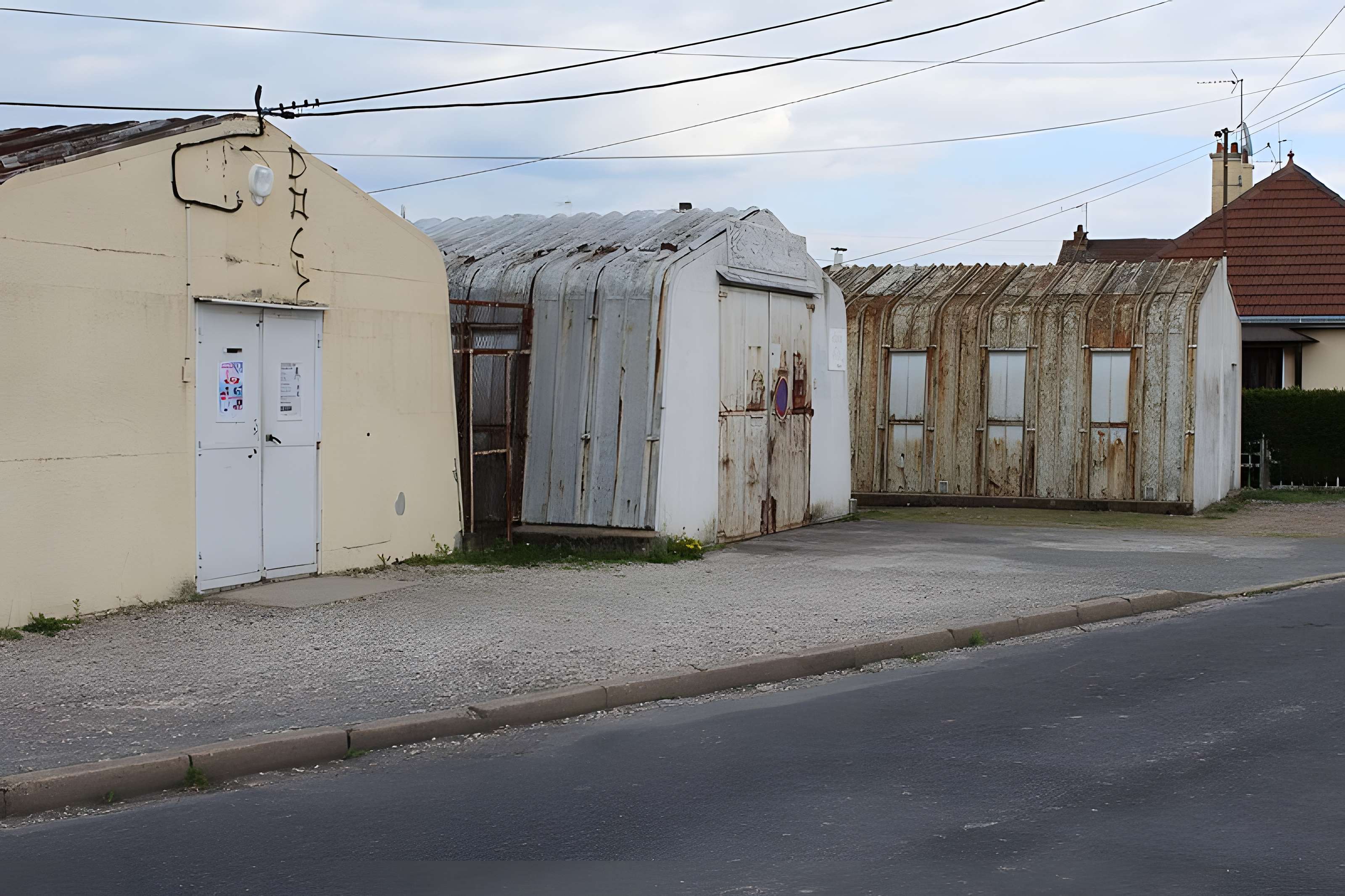 Pavillons Fillod ou préfabriqués de type parois inclinées