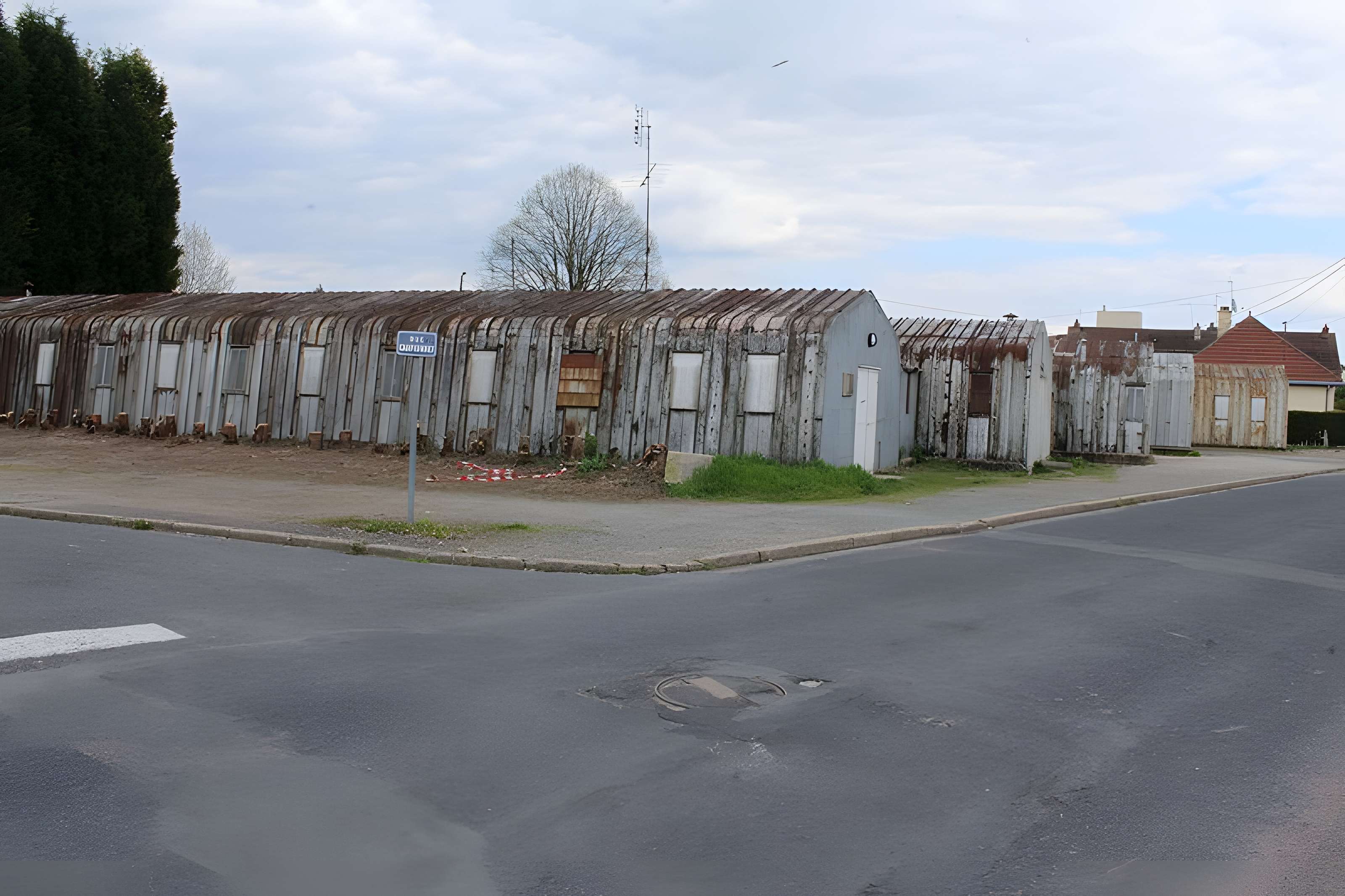 Pavillons Fillod ou préfabriqués de type parois inclinées