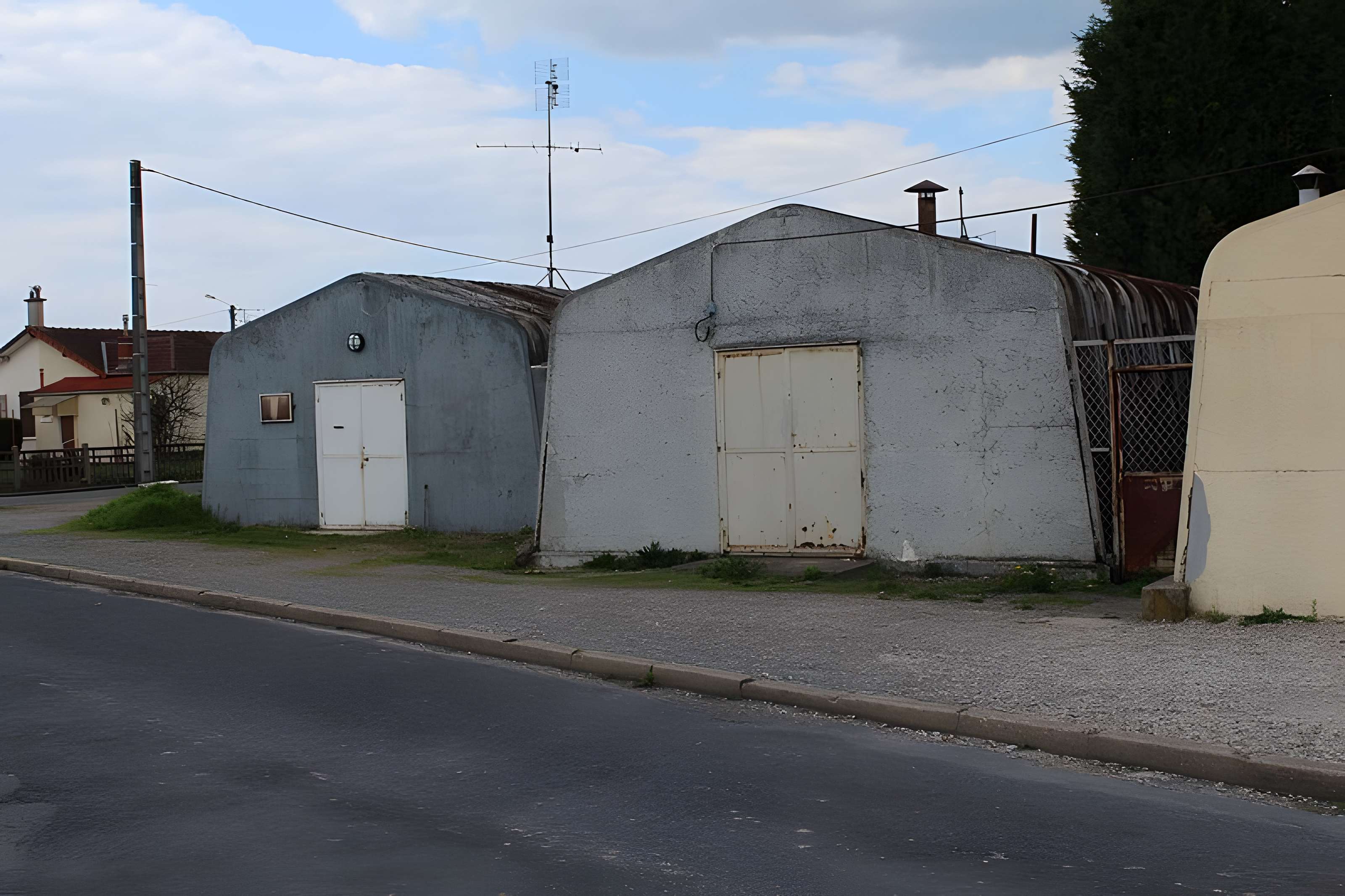Pavillons Fillod ou préfabriqués de type parois inclinées