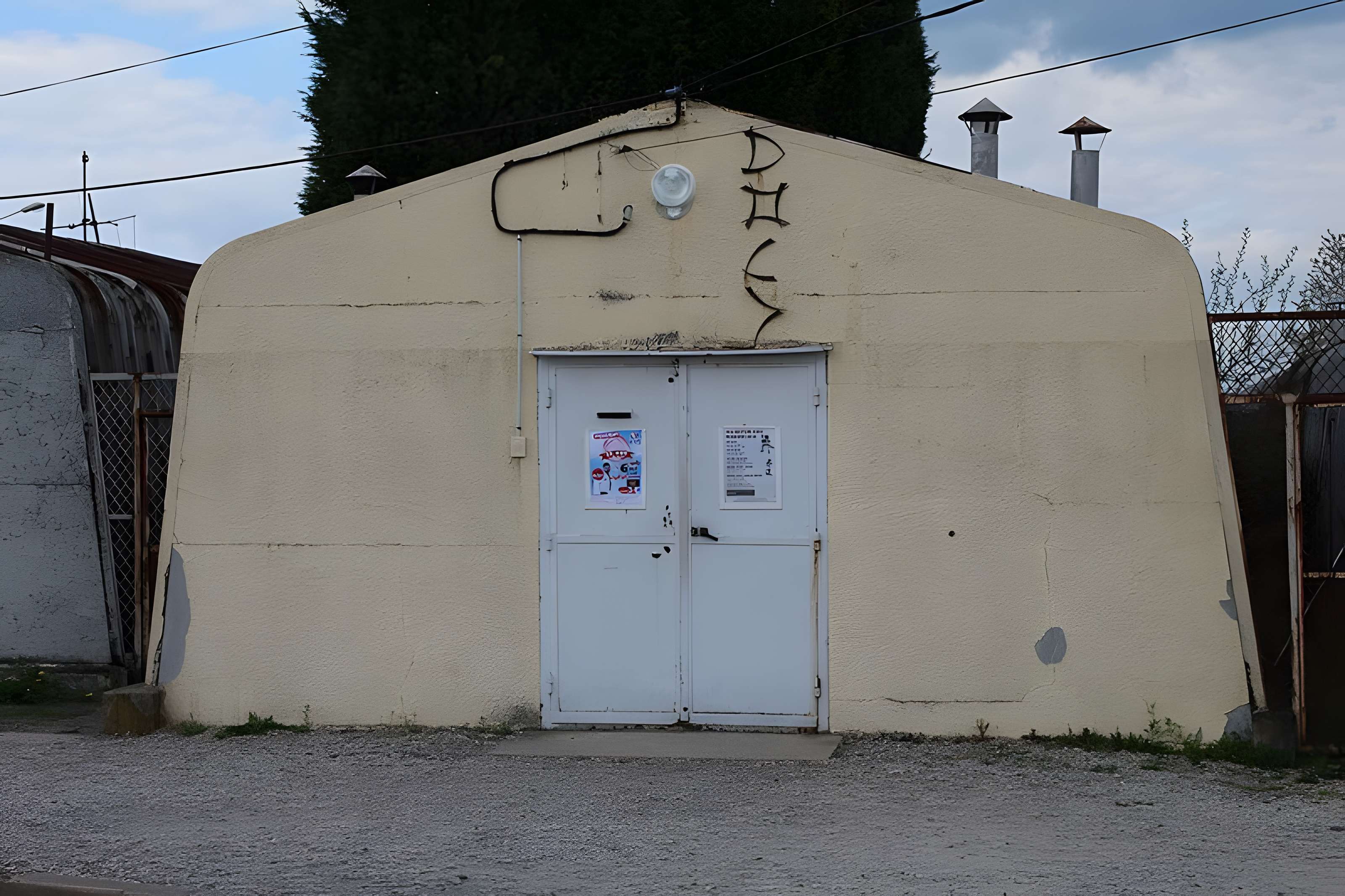 Pavillons Fillod ou préfabriqués de type parois inclinées