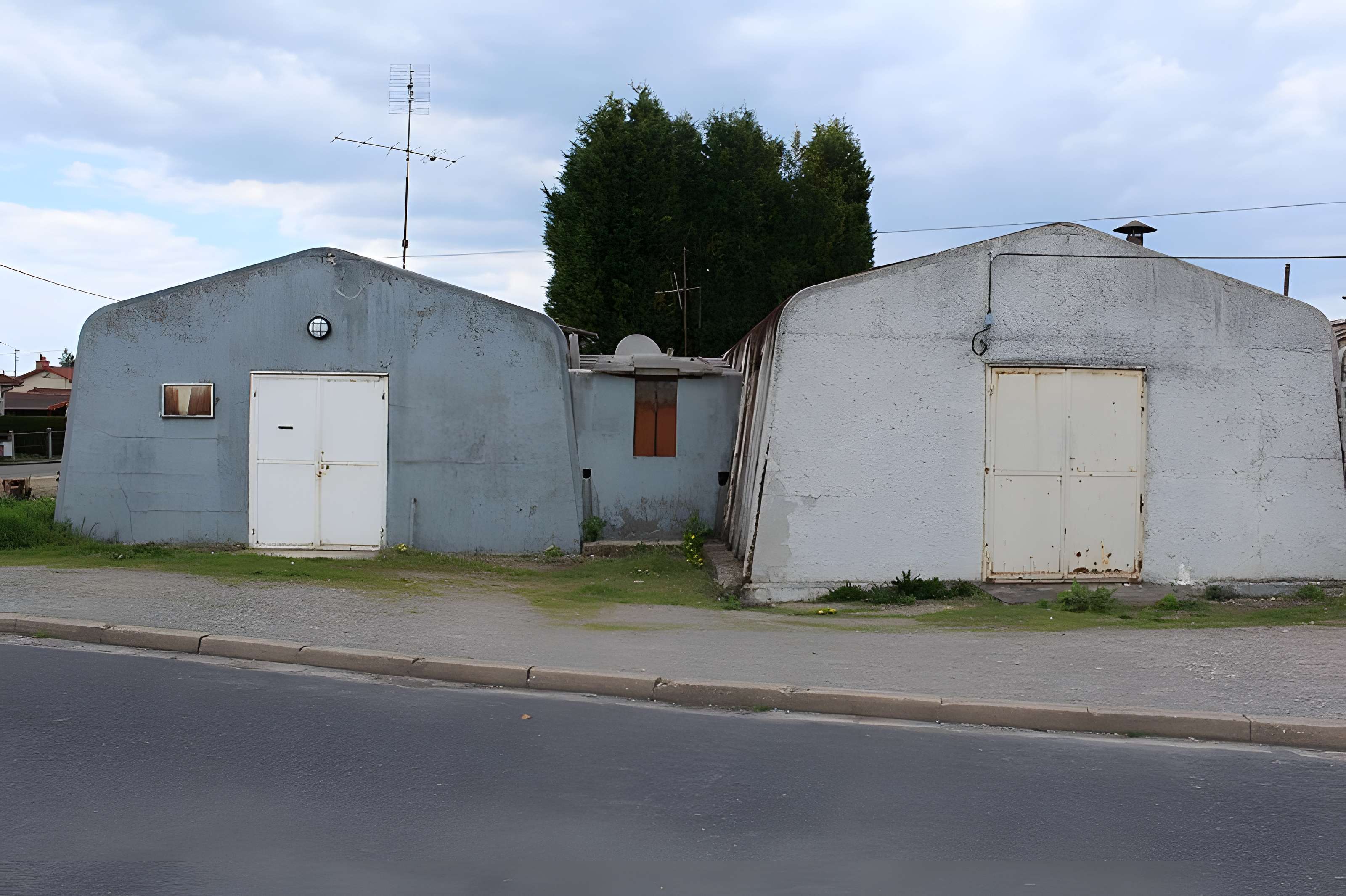Pavillons Fillod ou préfabriqués de type parois inclinées