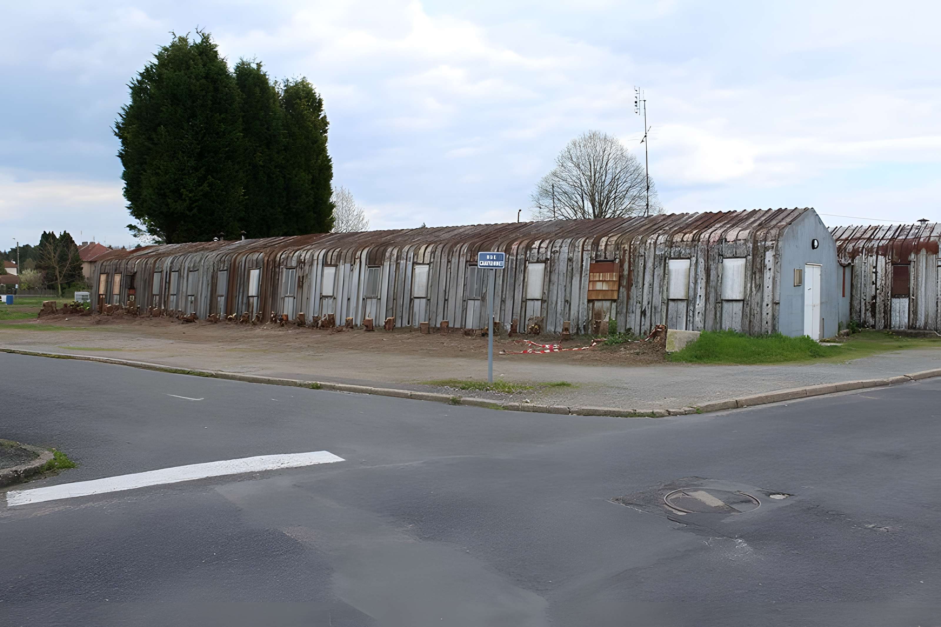 Pavillons Fillod ou préfabriqués de type parois inclinées