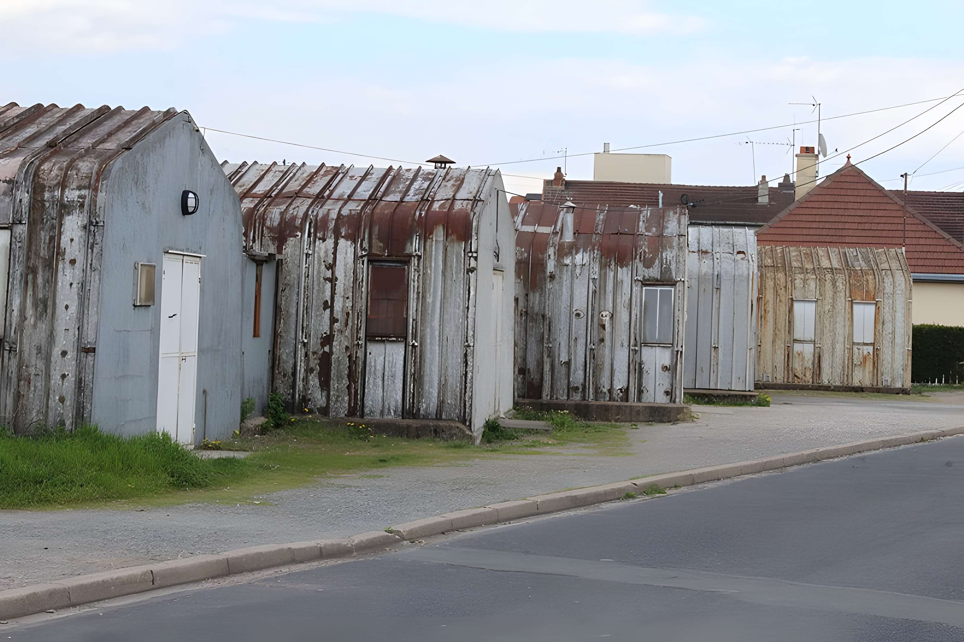Pavillons Fillod ou préfabriqués de type parois inclinées
