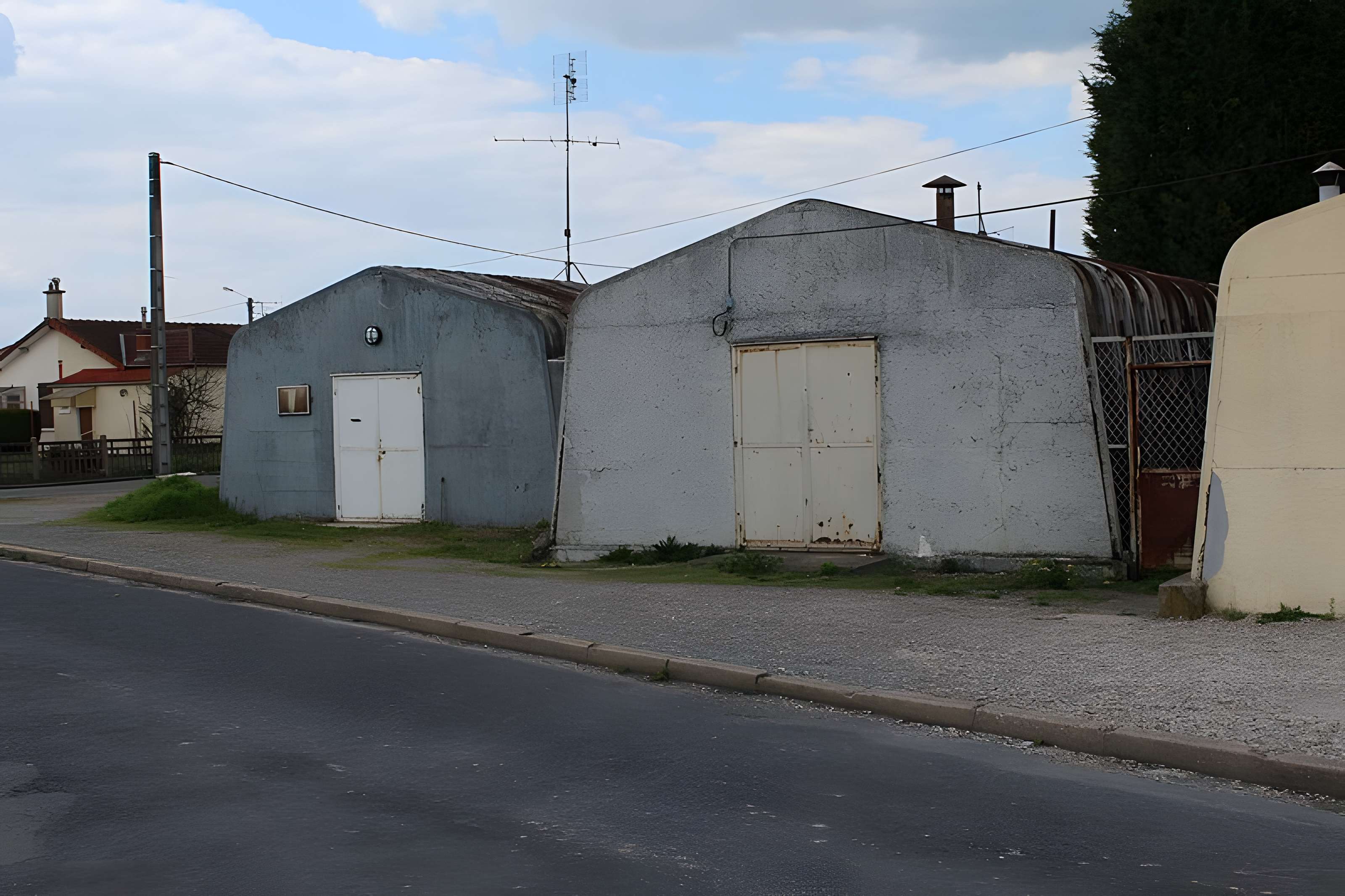Pavillons Fillod ou préfabriqués de type parois inclinées