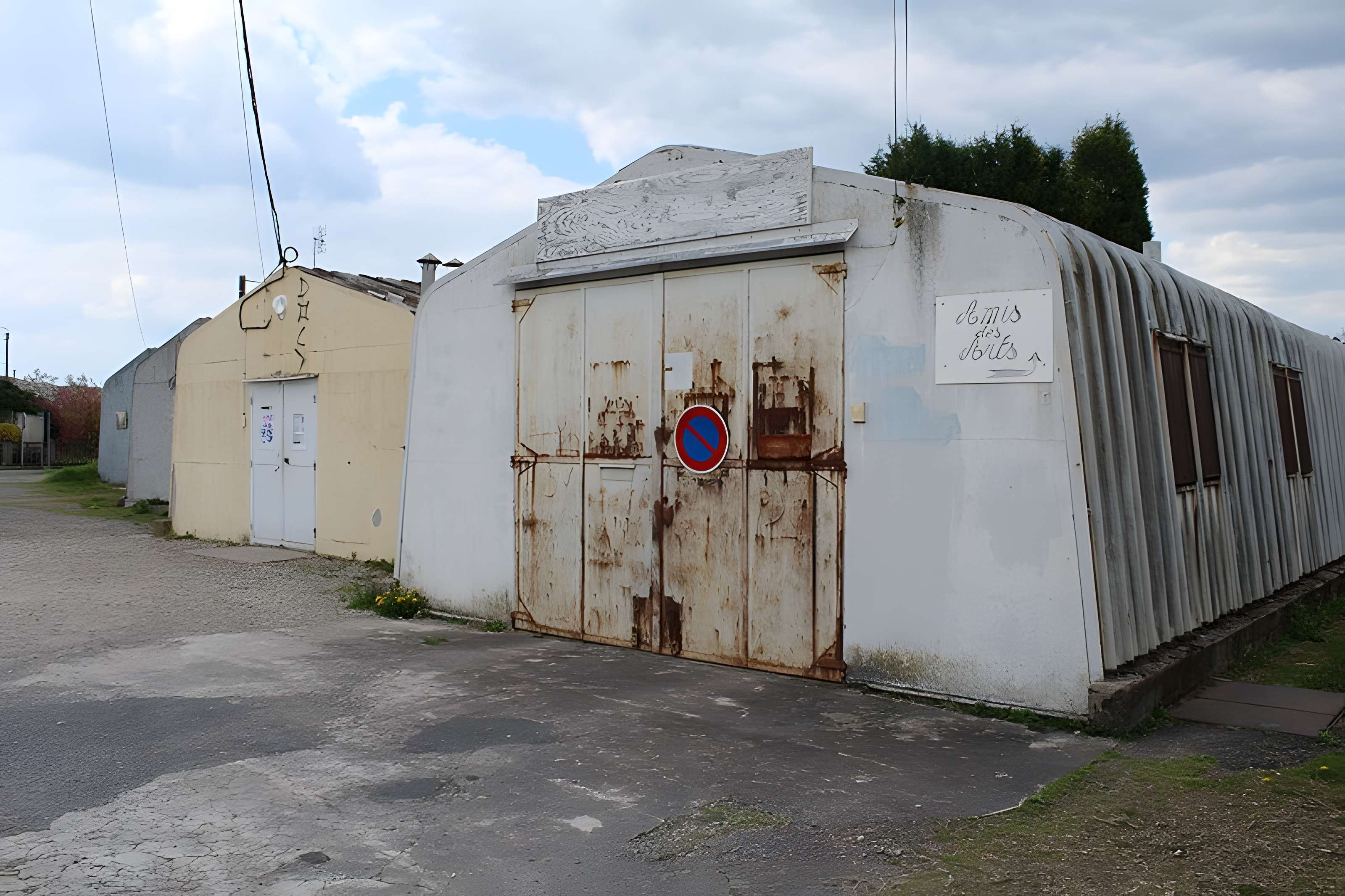 Pavillons Fillod ou préfabriqués de type parois inclinées