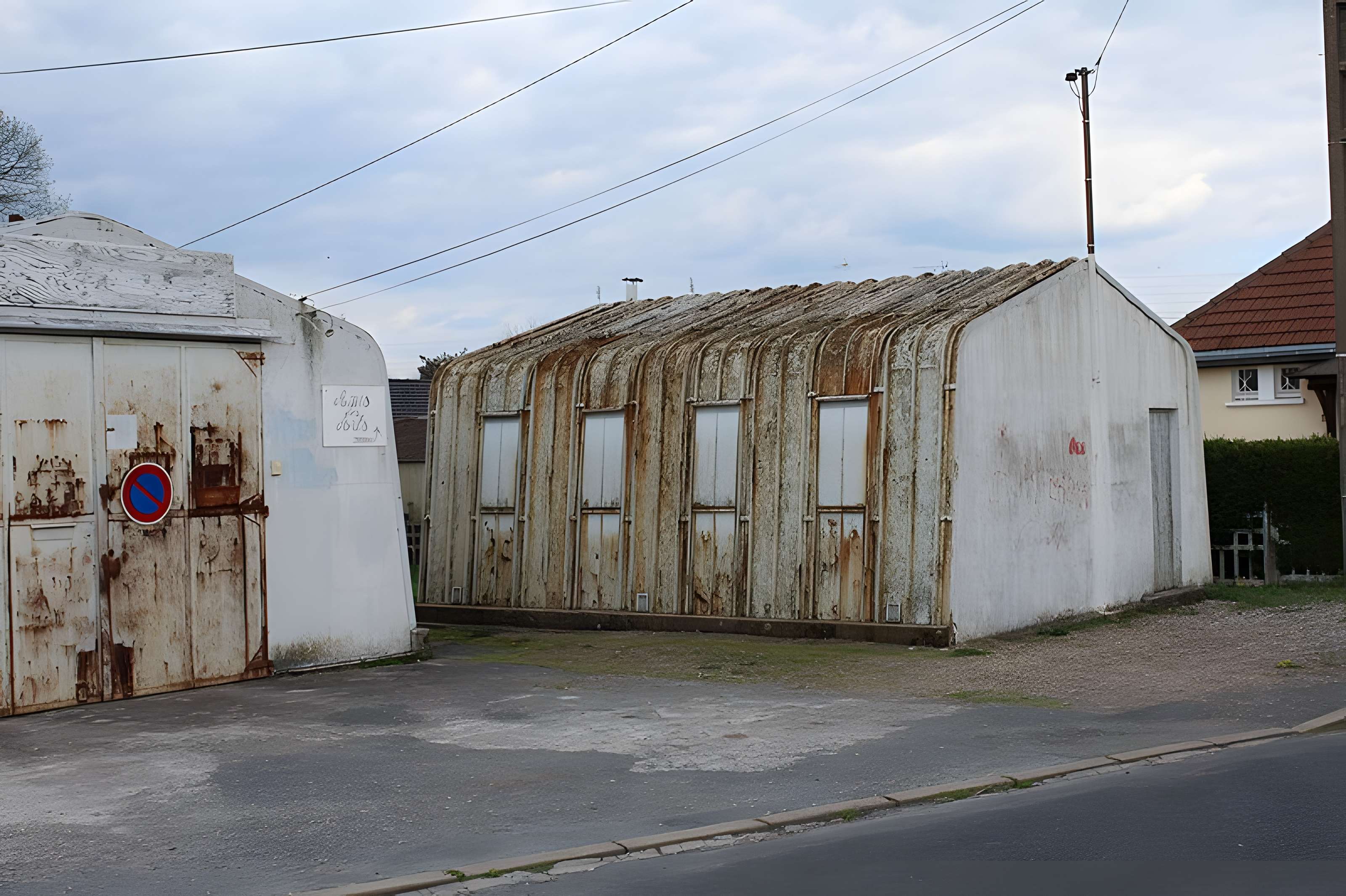 Pavillons Fillod ou préfabriqués de type parois inclinées