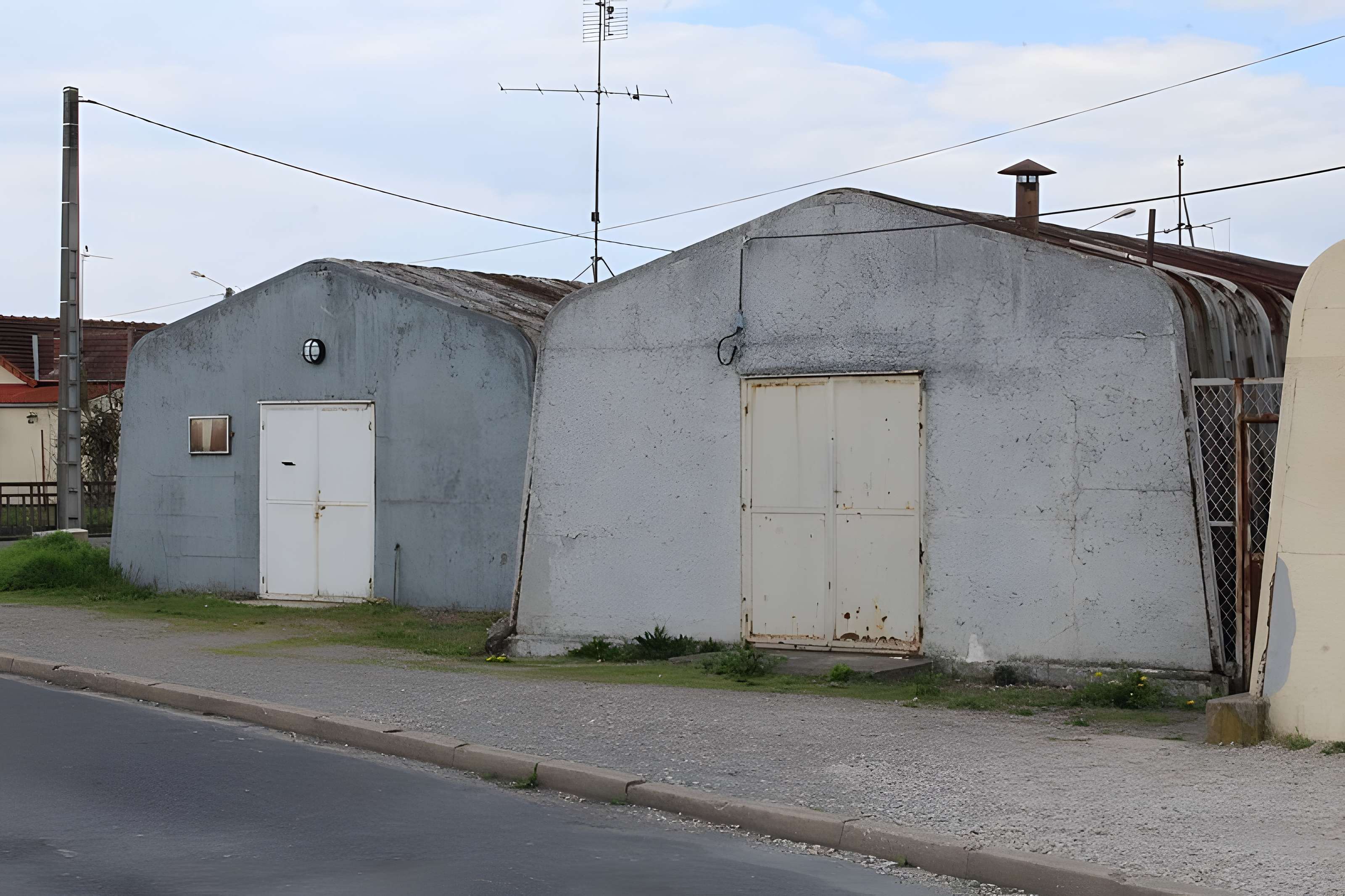 Pavillons Fillod ou préfabriqués de type parois inclinées