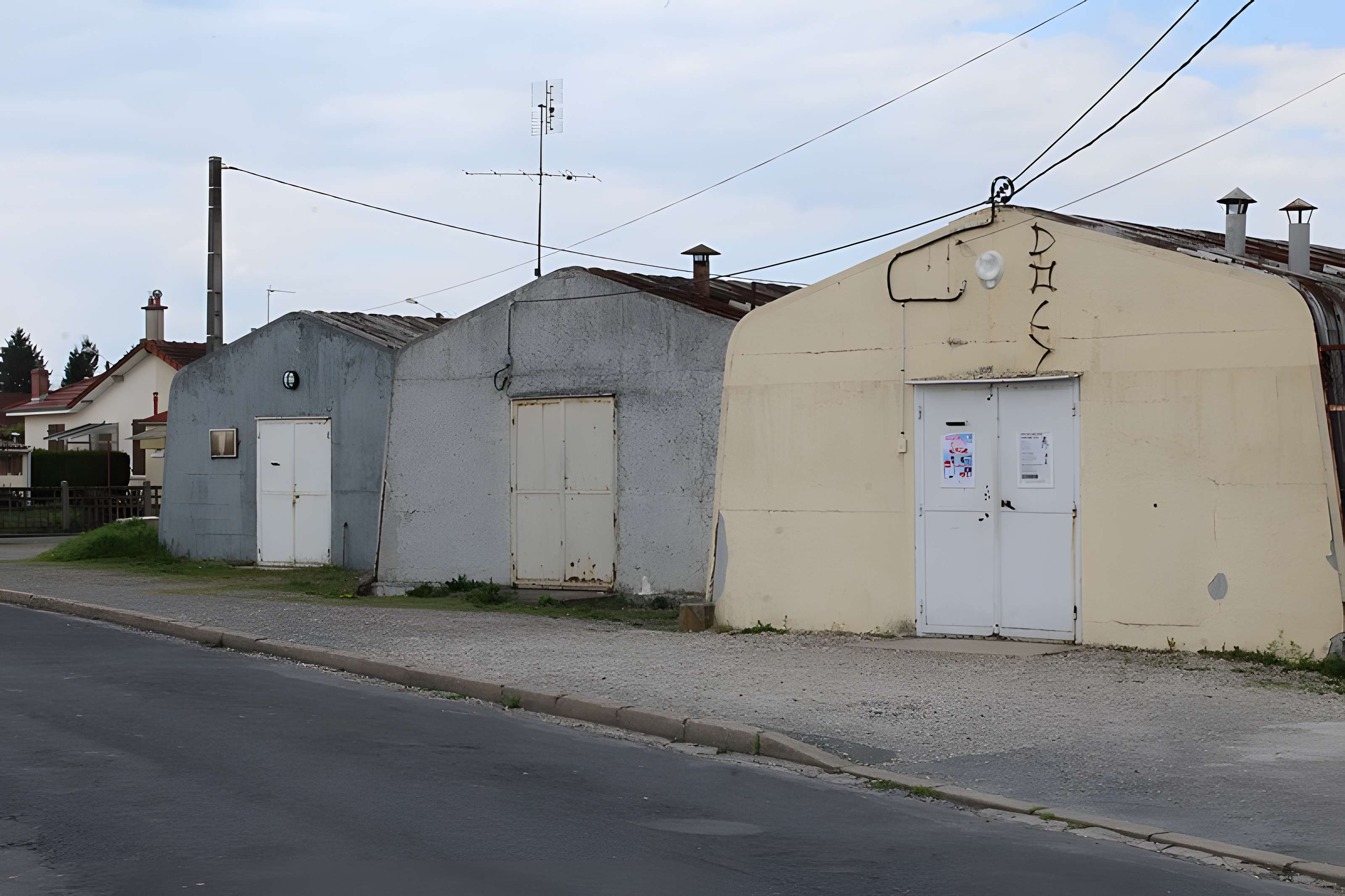 Pavillons Fillod ou préfabriqués de type parois inclinées