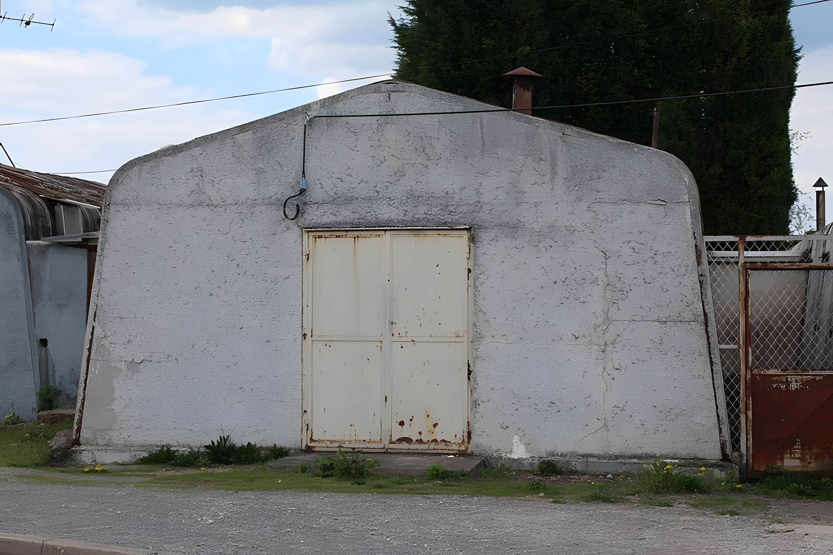 Pavillons Fillod ou préfabriqués de type parois inclinées