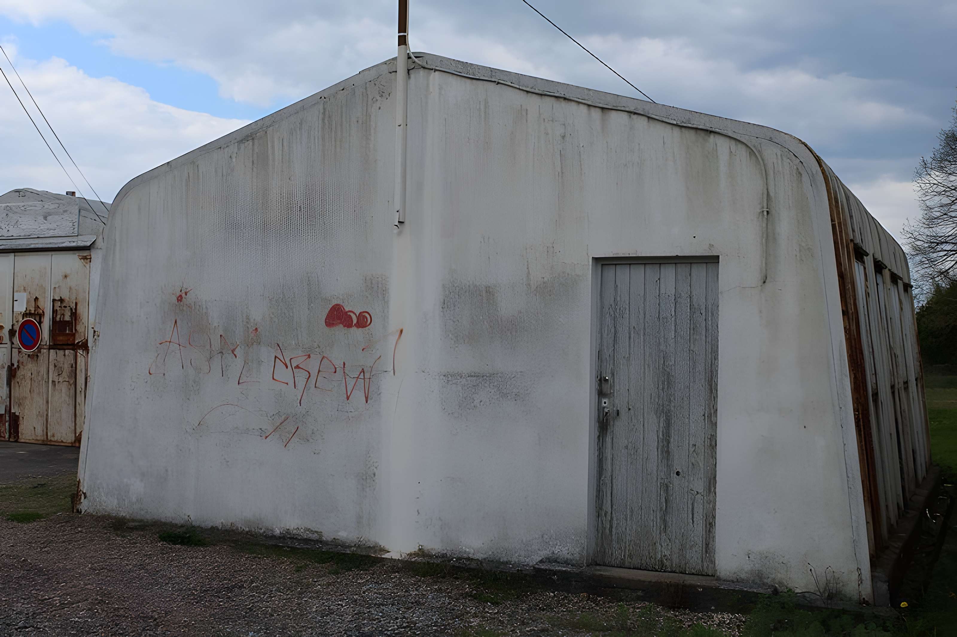 Pavillons Fillod ou préfabriqués de type parois inclinées