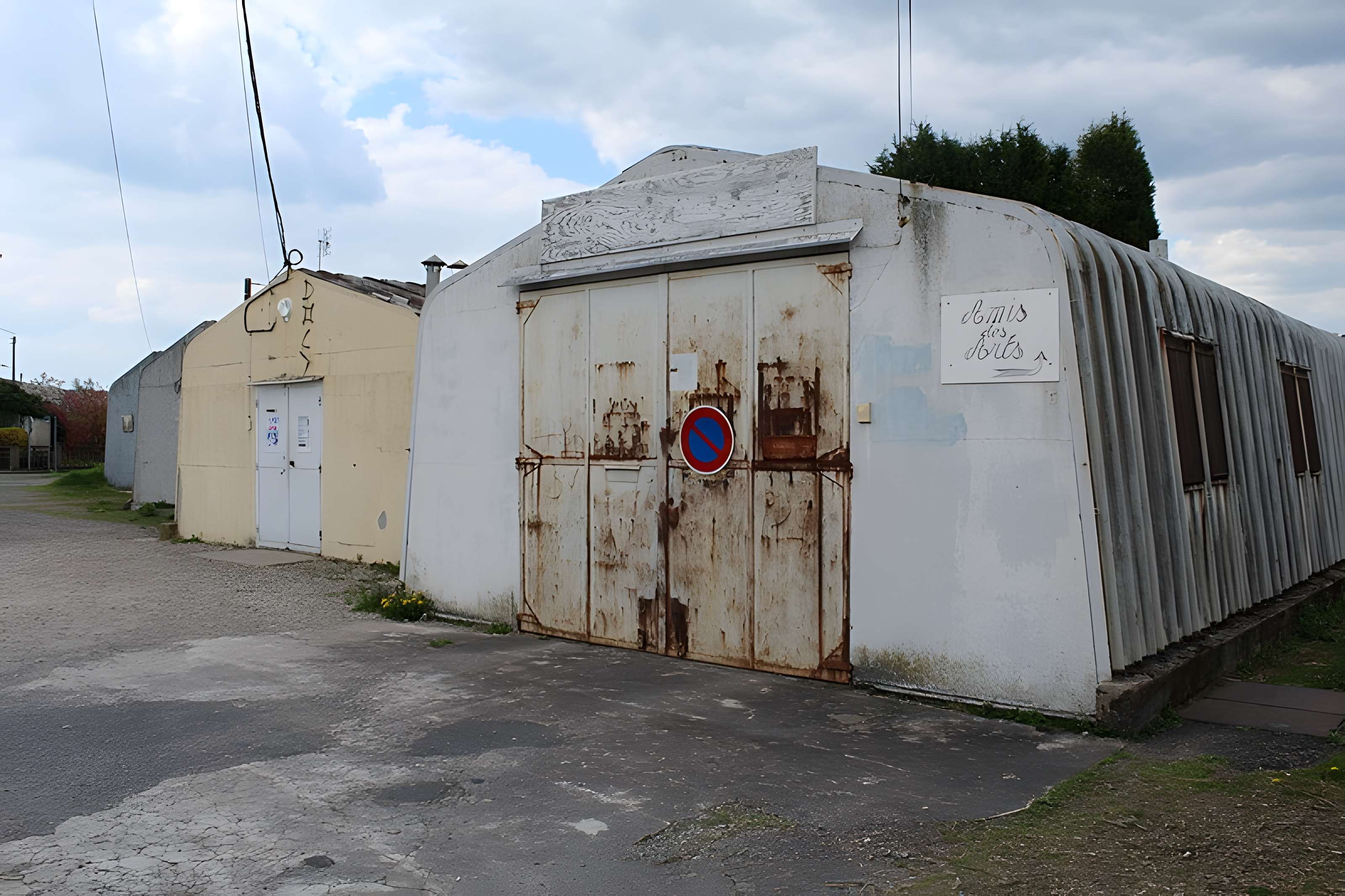 Pavillons Fillod ou préfabriqués de type parois inclinées