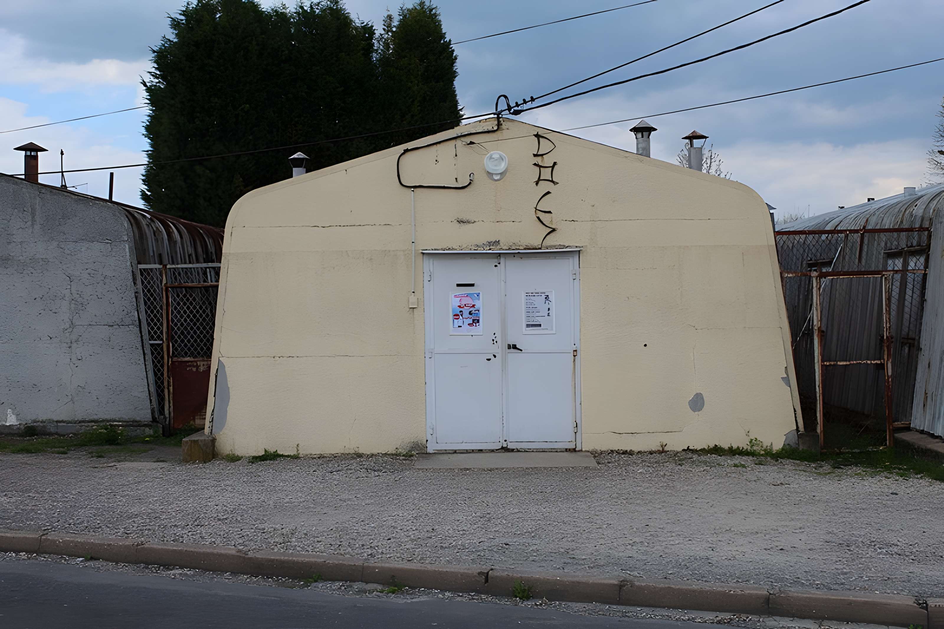 Pavillons Fillod ou préfabriqués de type parois inclinées