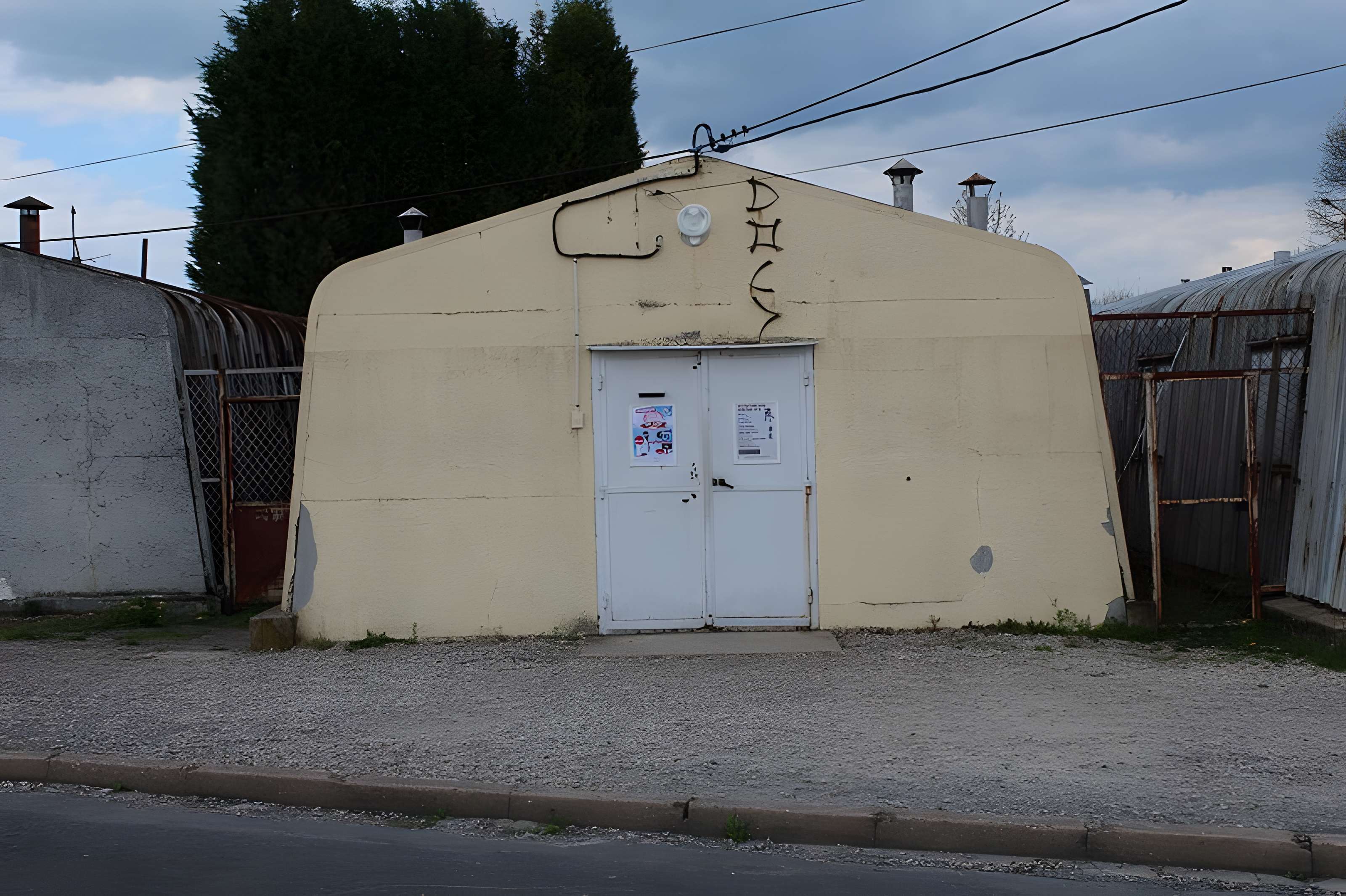 Pavillons Fillod ou préfabriqués de type parois inclinées