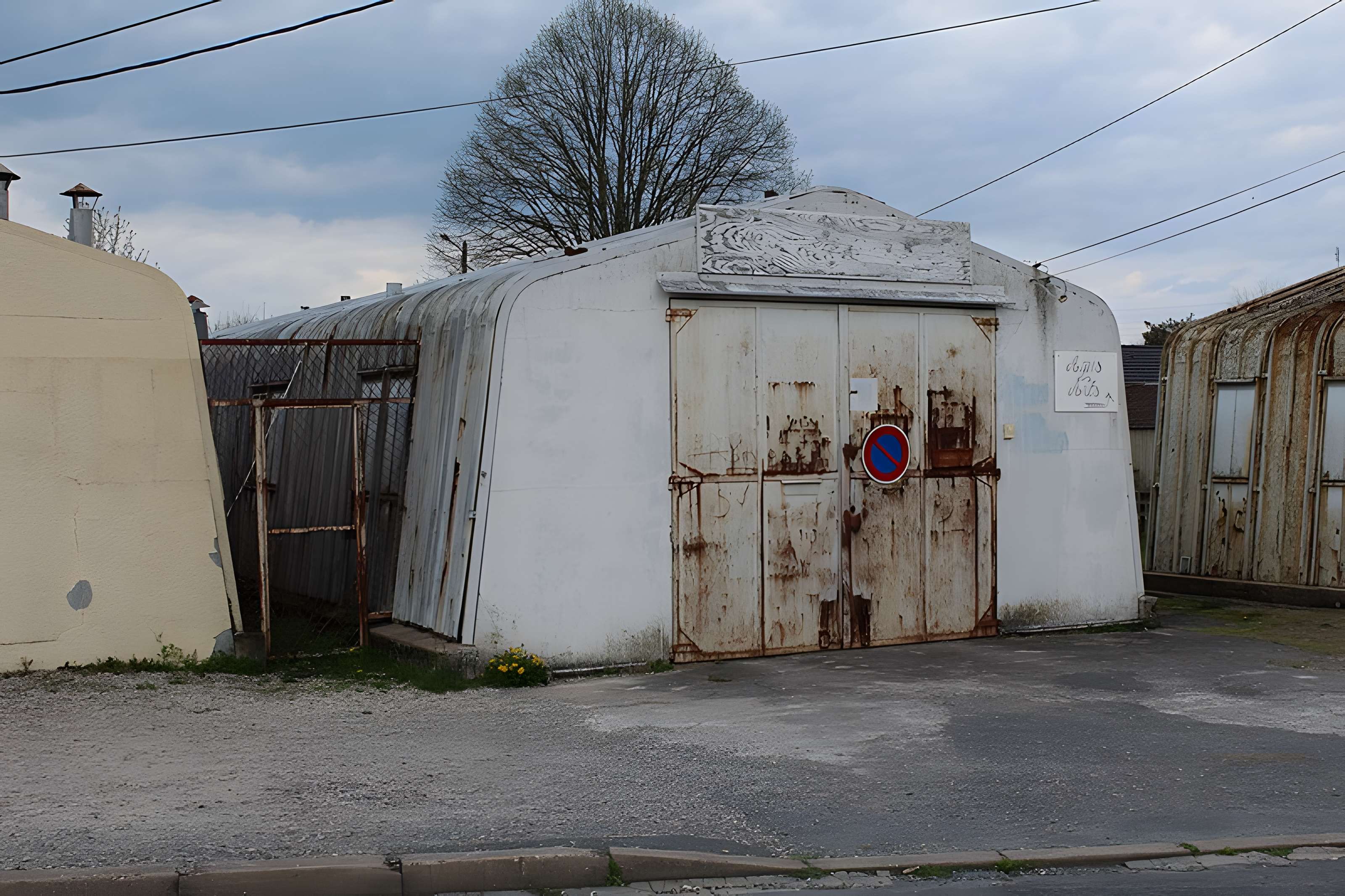 Pavillons Fillod ou préfabriqués de type parois inclinées