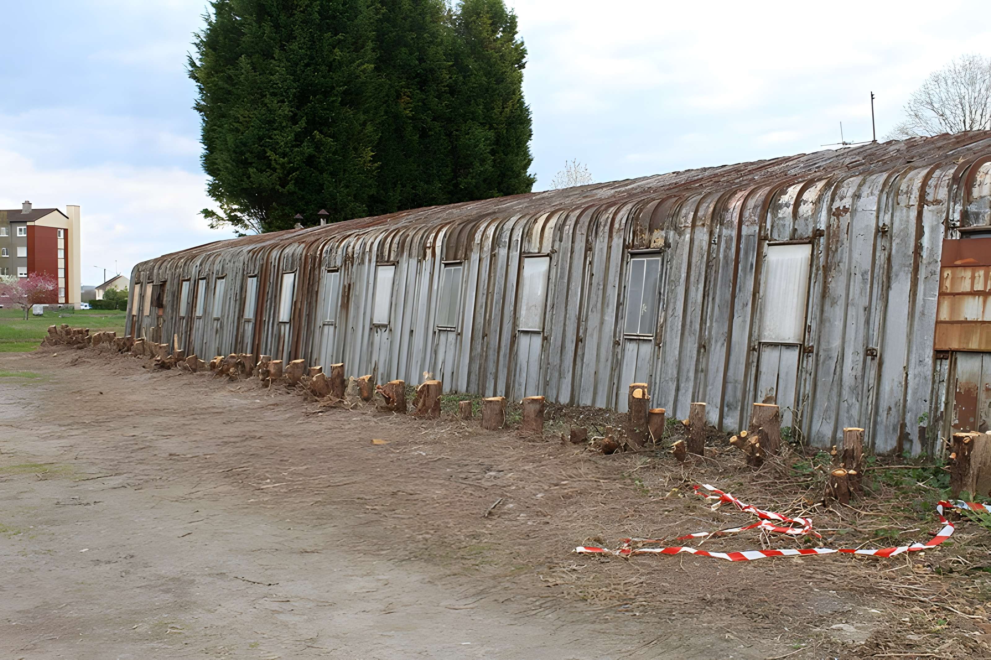 Pavillons Fillod ou préfabriqués de type parois inclinées