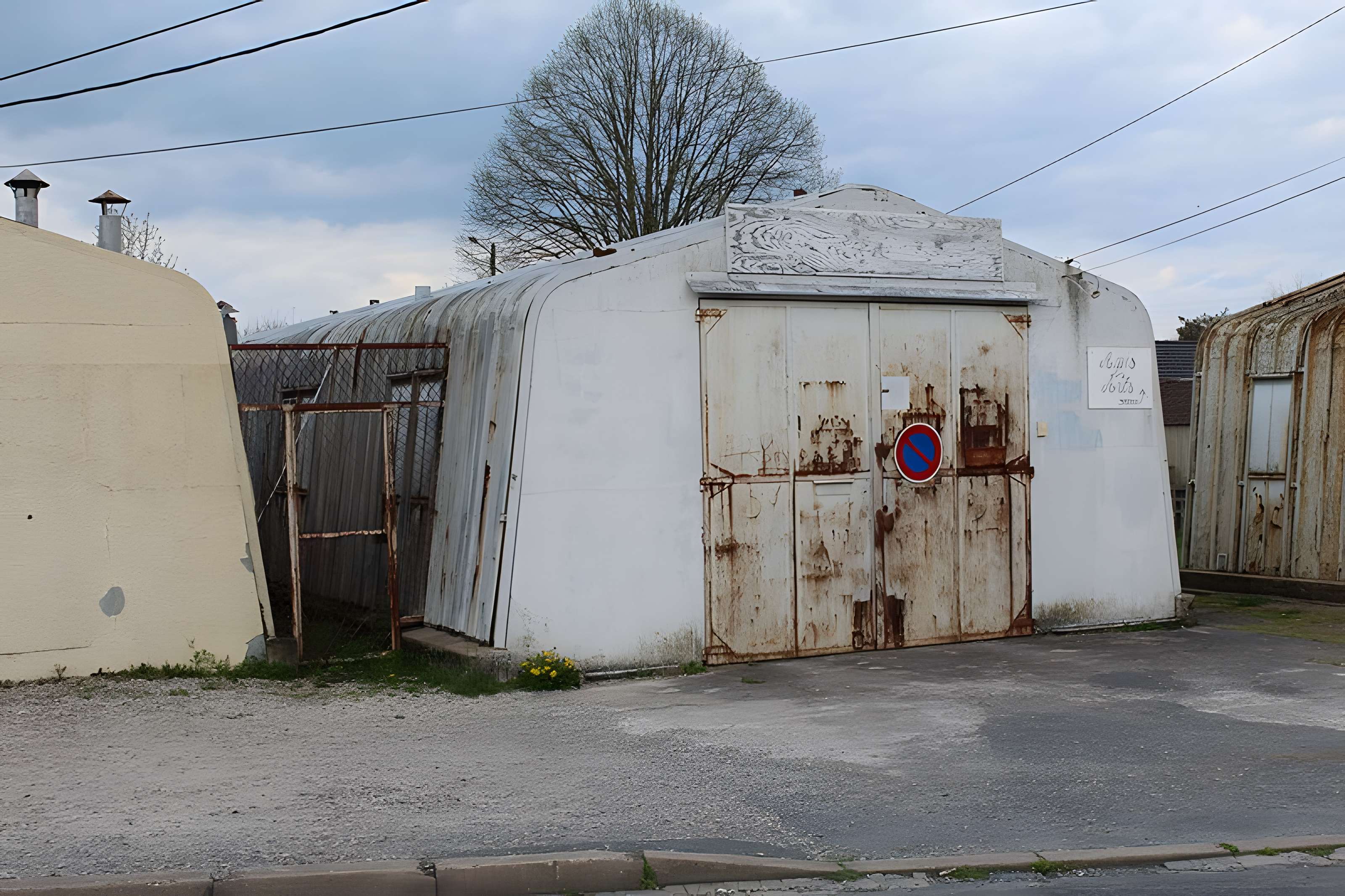 Pavillons Fillod ou préfabriqués de type parois inclinées